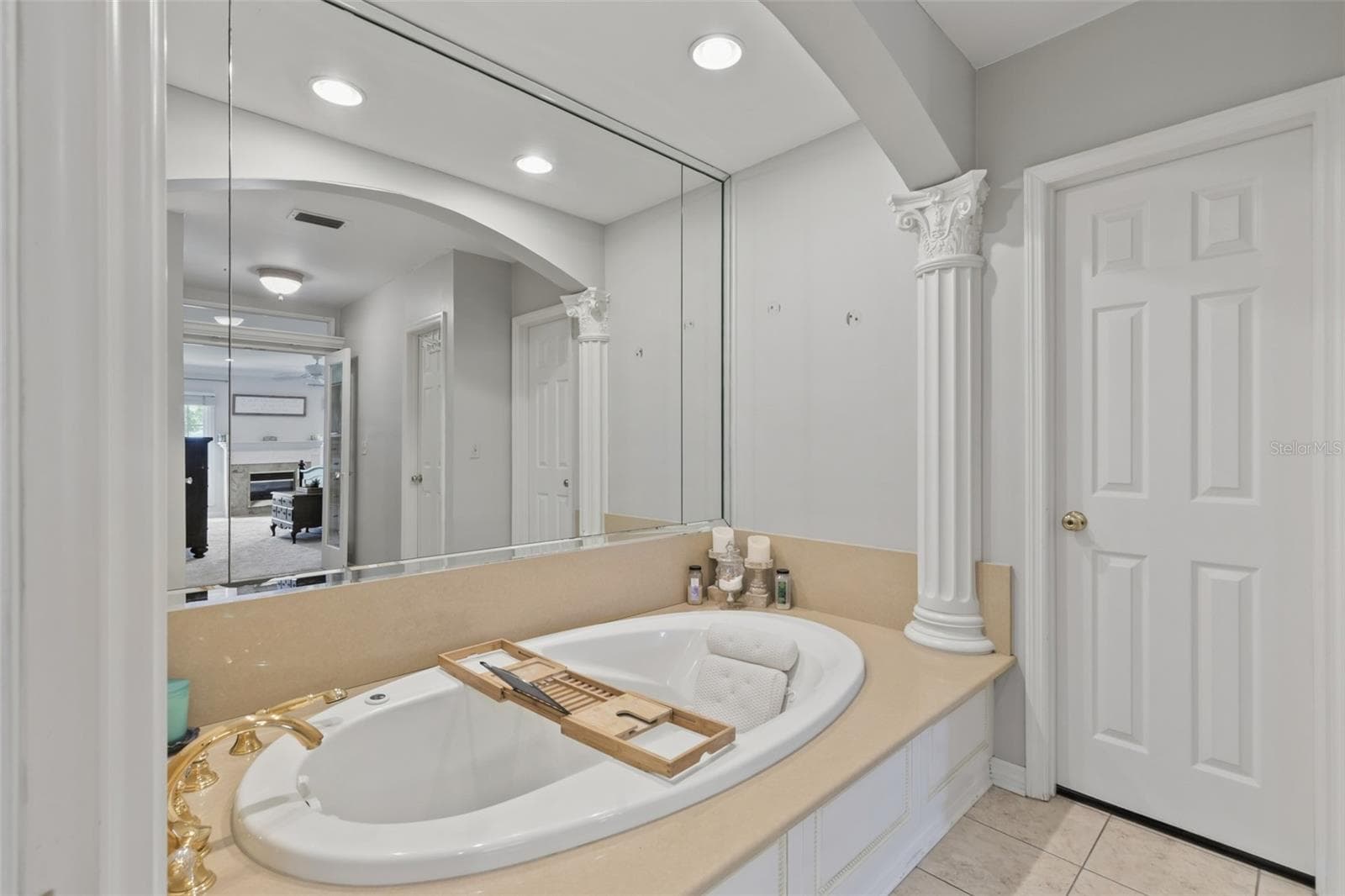 The Primary Ensuite features an oversized soaking tub, and two large walk-in closets, one being a massive walk-in closet. - 4603 DOGWOOD HILLS CT, BRANDON