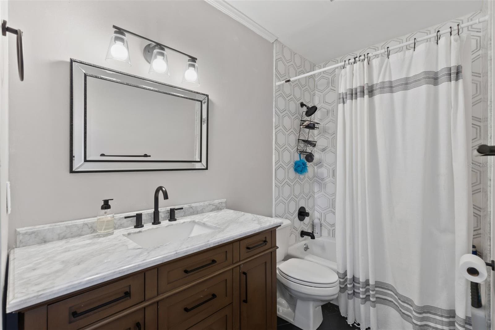 Bedroom 2's full bathroom - 4603 DOGWOOD HILLS CT, BRANDON