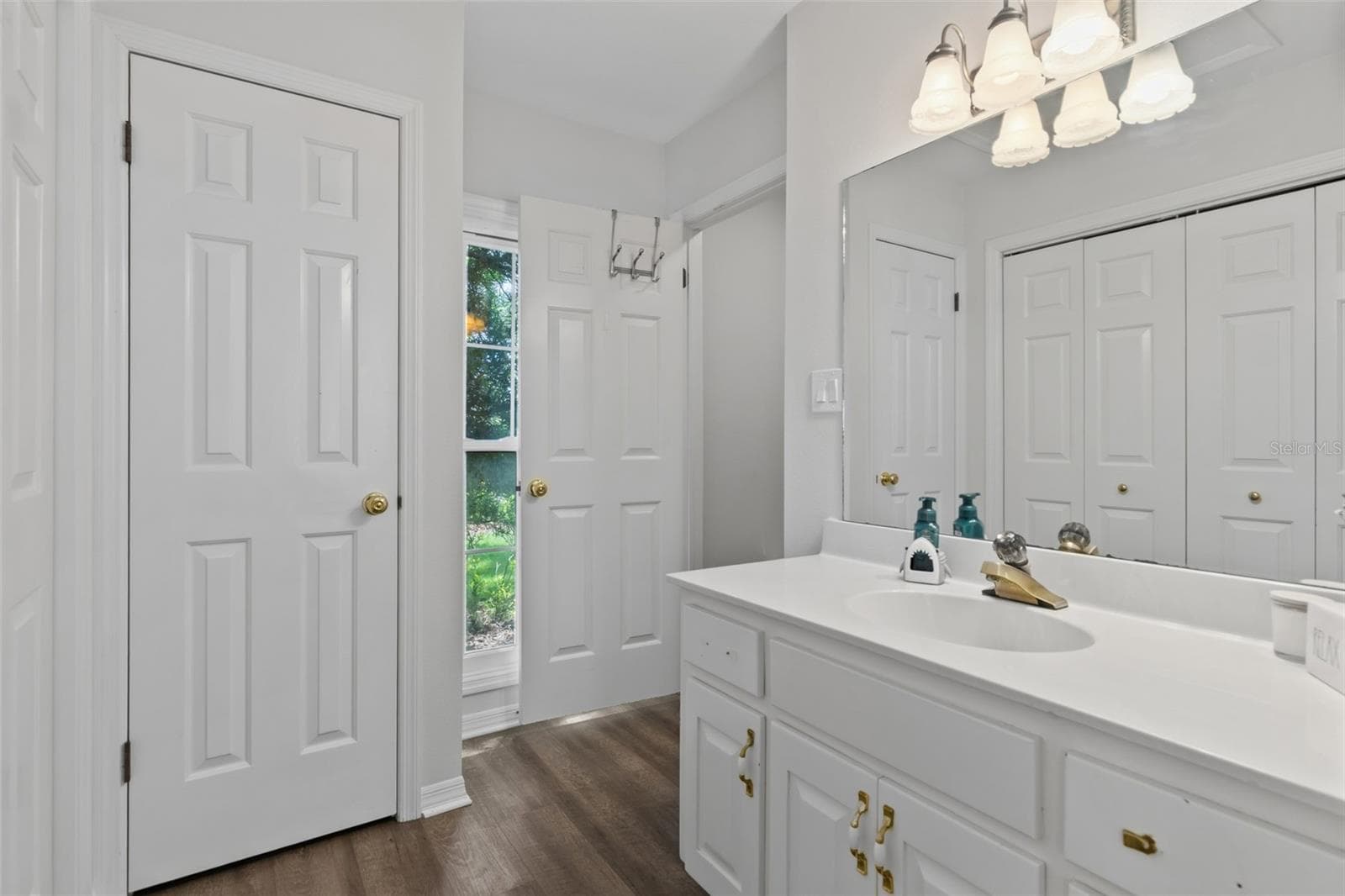 Bathroom 4 has a walk-in shower and private water closet. - 4603 DOGWOOD HILLS CT, BRANDON