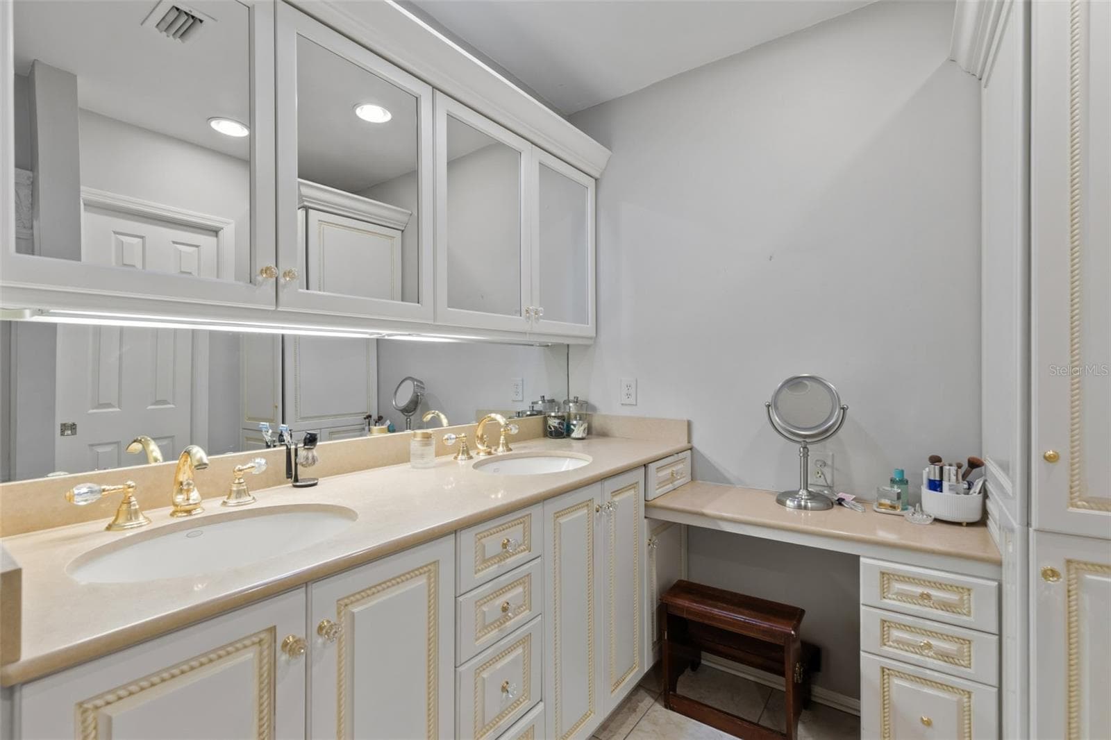 Primary Ensuite has dual sinks and ample cabinets for storage. - 4603 DOGWOOD HILLS CT, BRANDON