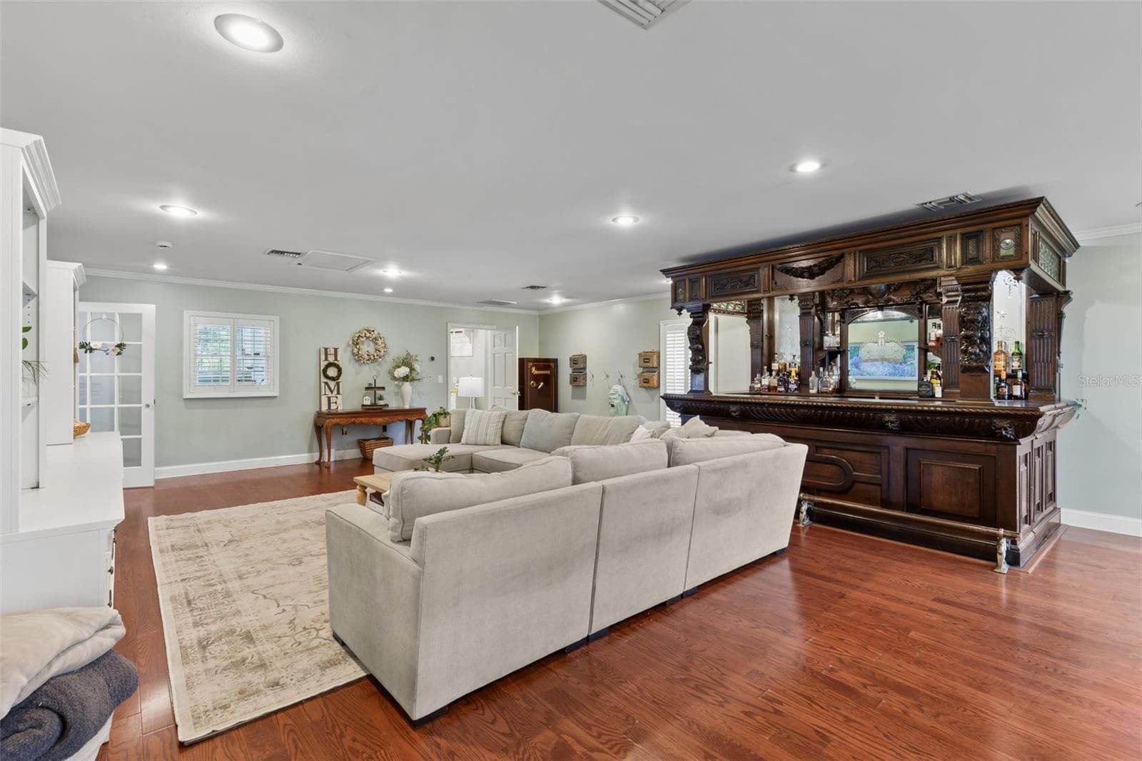 Huge Living Room with large wet bar for entertaining. - 4603 DOGWOOD HILLS CT, BRANDON