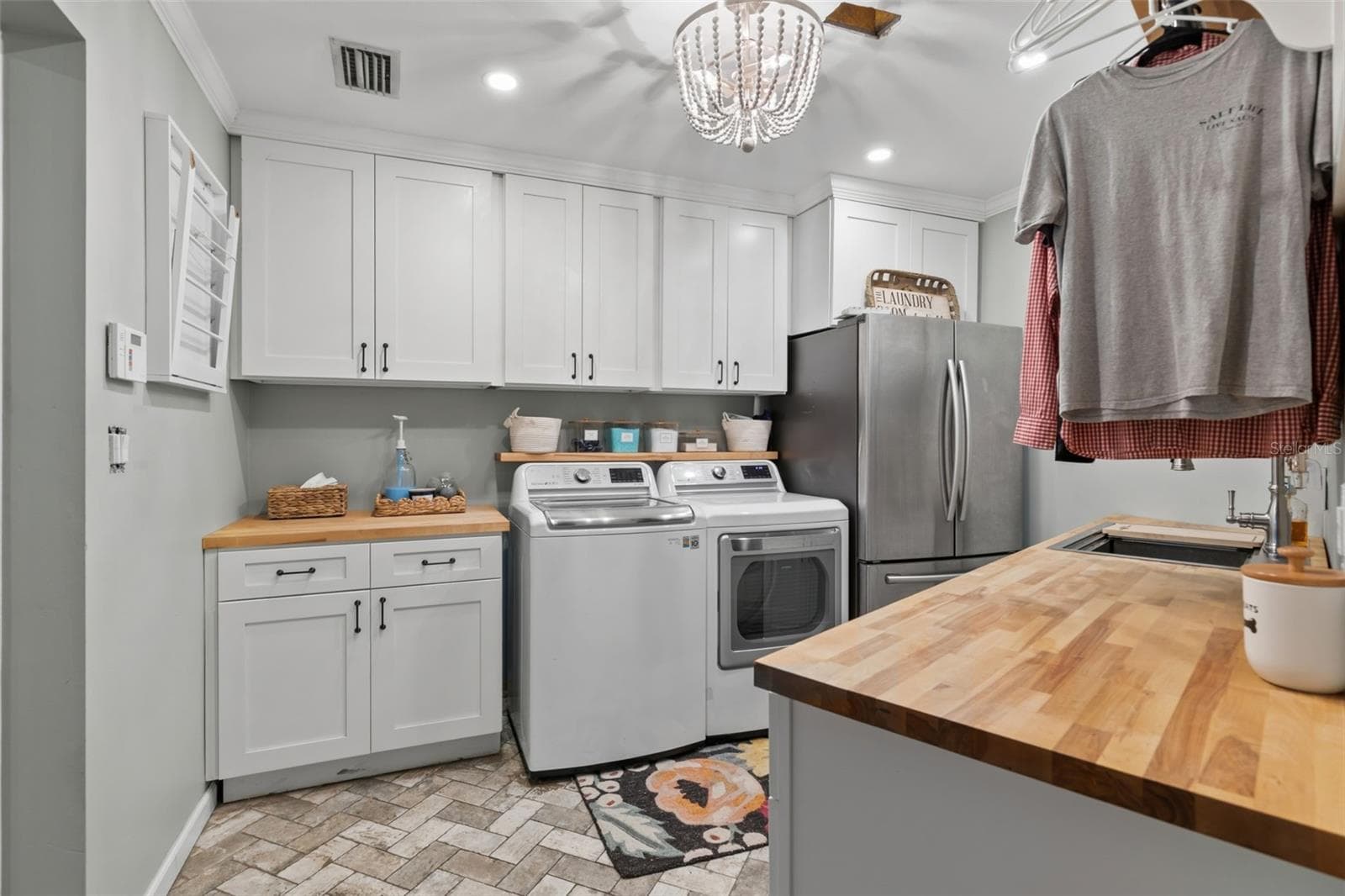 Large Laundry room with utility sink - 4603 DOGWOOD HILLS CT, BRANDON