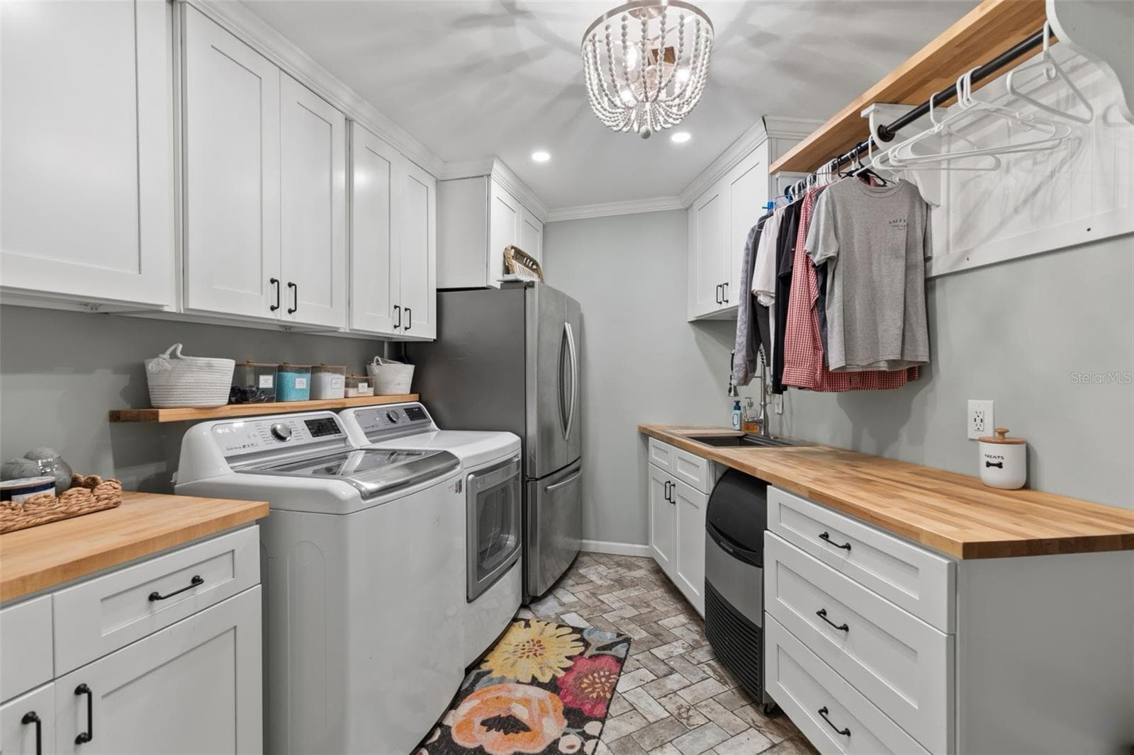 Large Laundry Room with utility sink - 4603 DOGWOOD HILLS CT, BRANDON