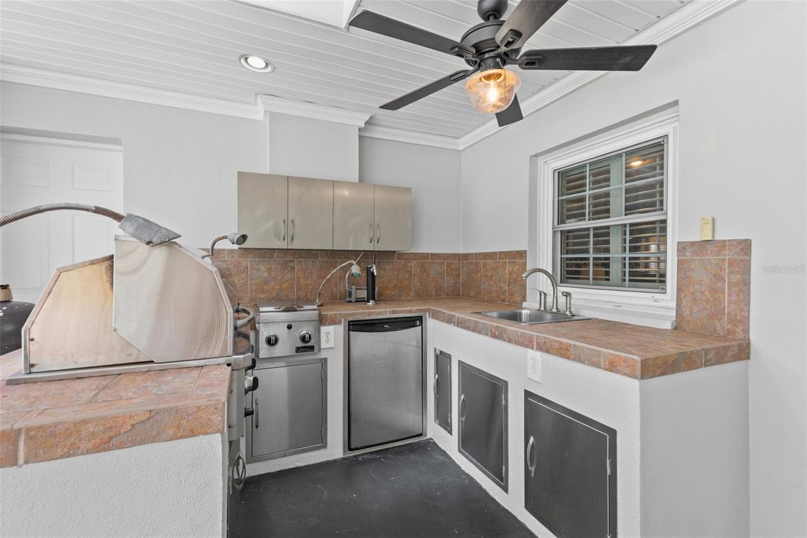 Fantastic Outdoor Kitchen includes a kegerator! - 4603 DOGWOOD HILLS CT, BRANDON