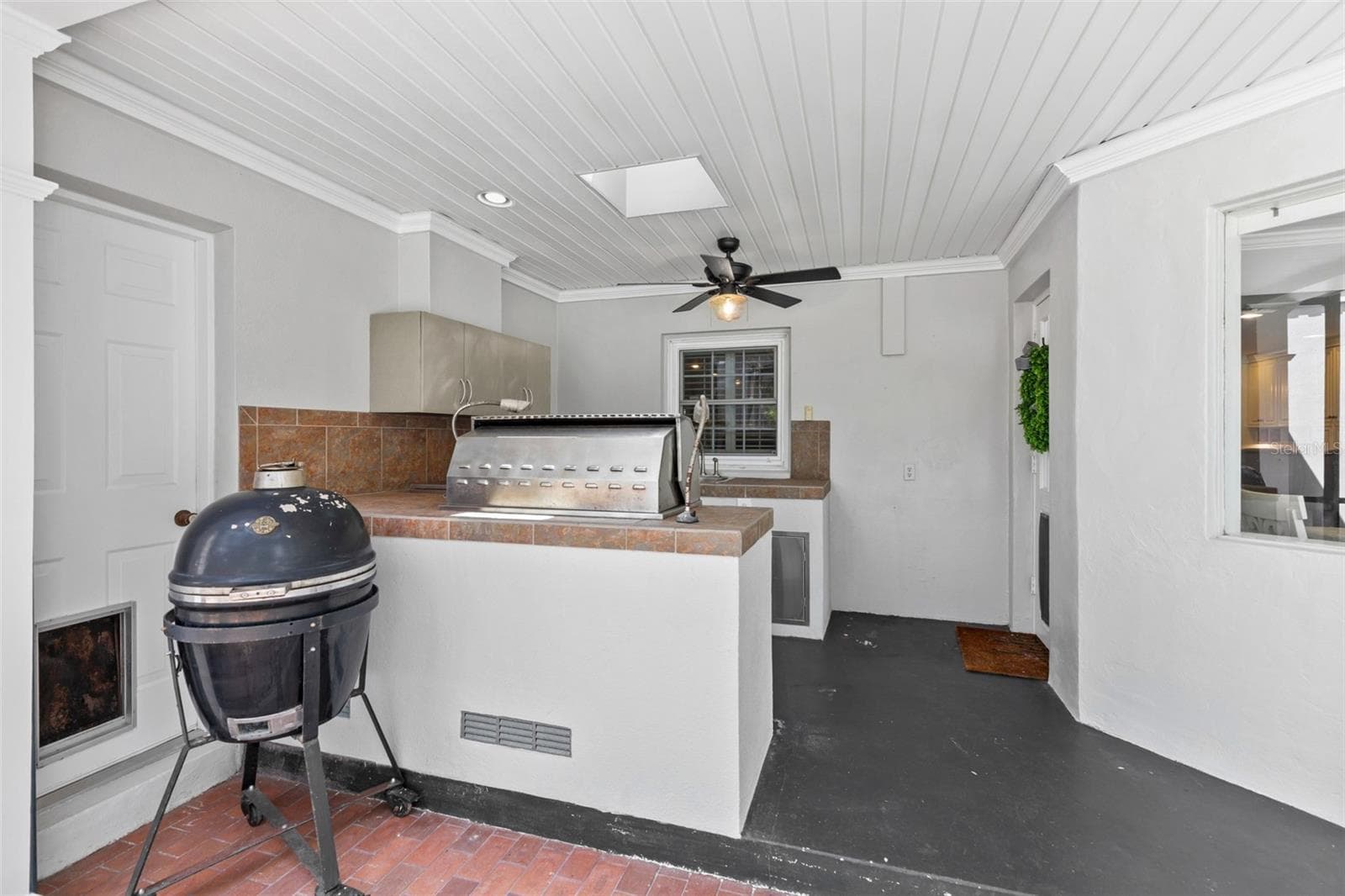 Fantastic Outdoor Kitchen includes a kegerator! - 4603 DOGWOOD HILLS CT, BRANDON