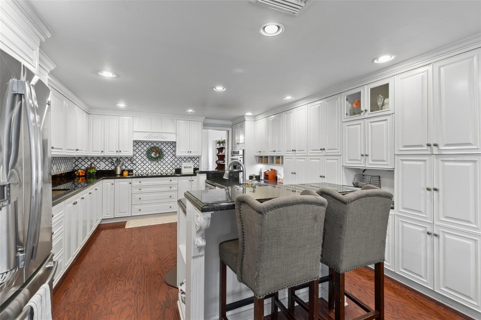 The large eat-in kitchen has a breakfast nook that overlooks the screened-in lanai and pool. - 4603 DOGWOOD HILLS CT, BRANDON