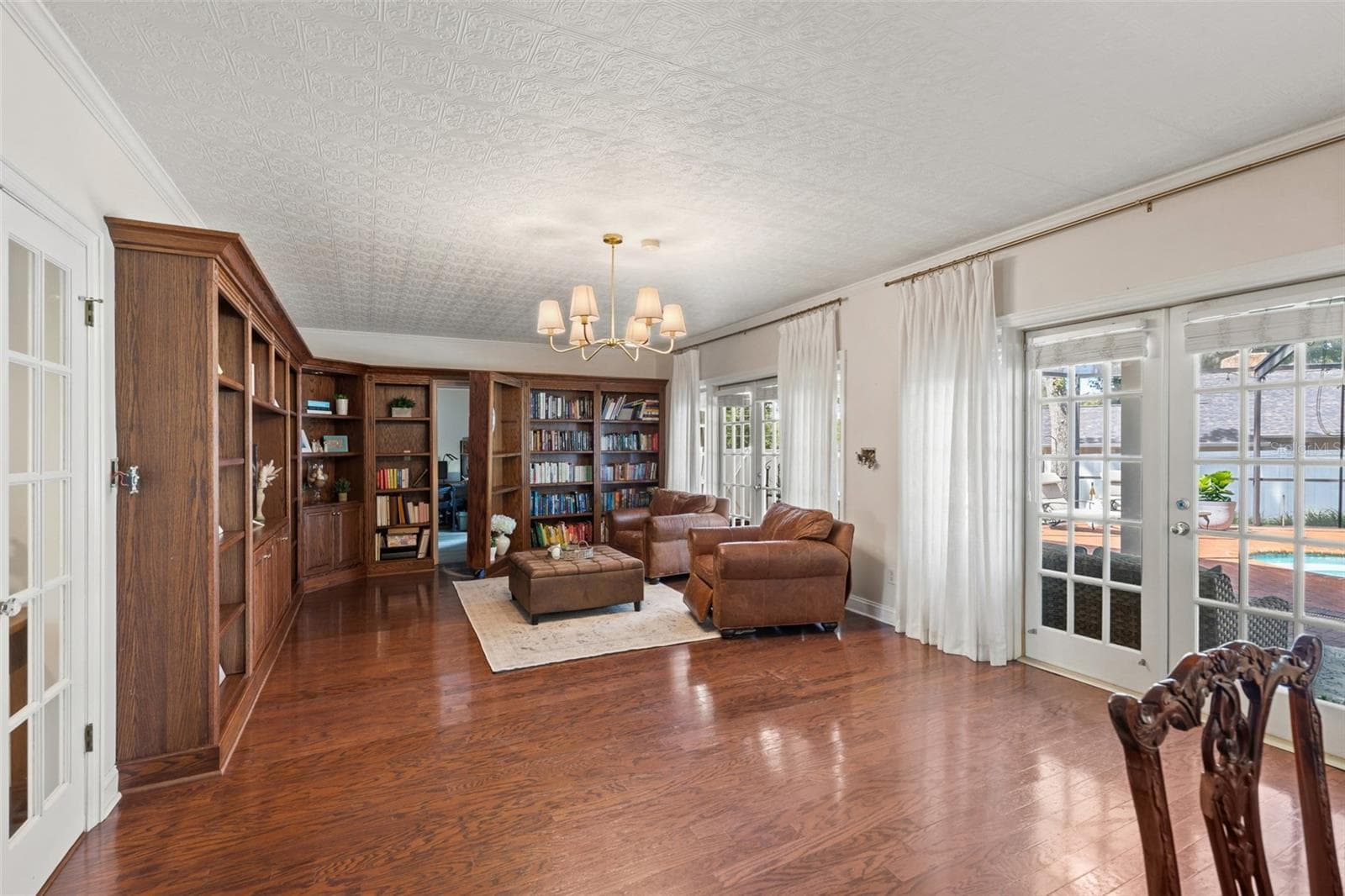 Huge Library with built-in bookcases and a HIDDEN DOOR to the first floor bedroom suite. - 4603 DOGWOOD HILLS CT, BRANDON