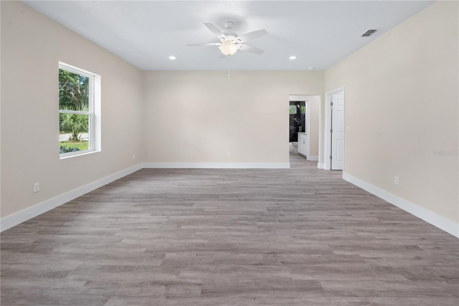 Living Room - 506 NE FOURTH ST, TRENTON