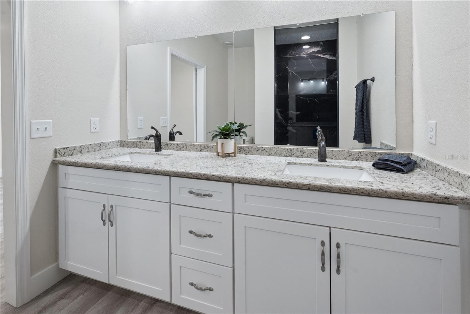 Dual Sinks in Master Bath - 506 NE FOURTH ST, TRENTON