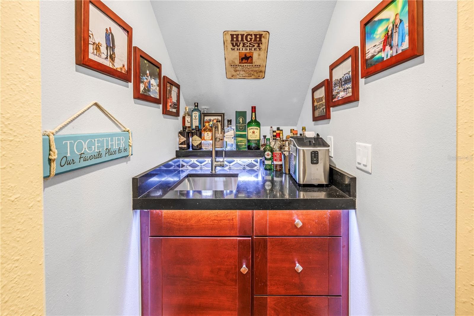 Wet Bar - Living Room - 12383 WINDTREE BLVD, SEMINOLE
