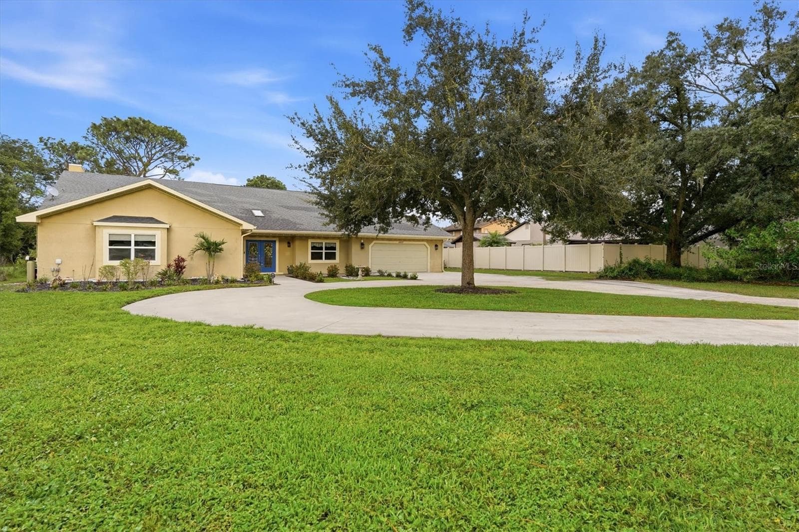 Beautiful curb appeal and inviting double door entry with glass inlay. - 15127 PENNINGTON RD, TAMPA