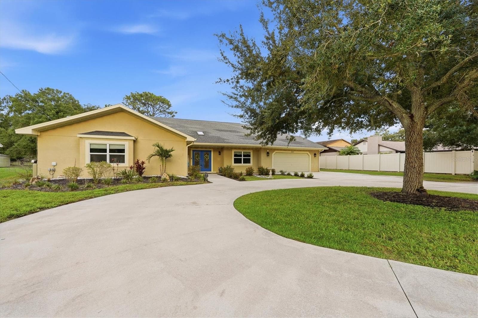 Oversized parking pad and circular driveway can accommodate numerous vehicles. - 15127 PENNINGTON RD, TAMPA