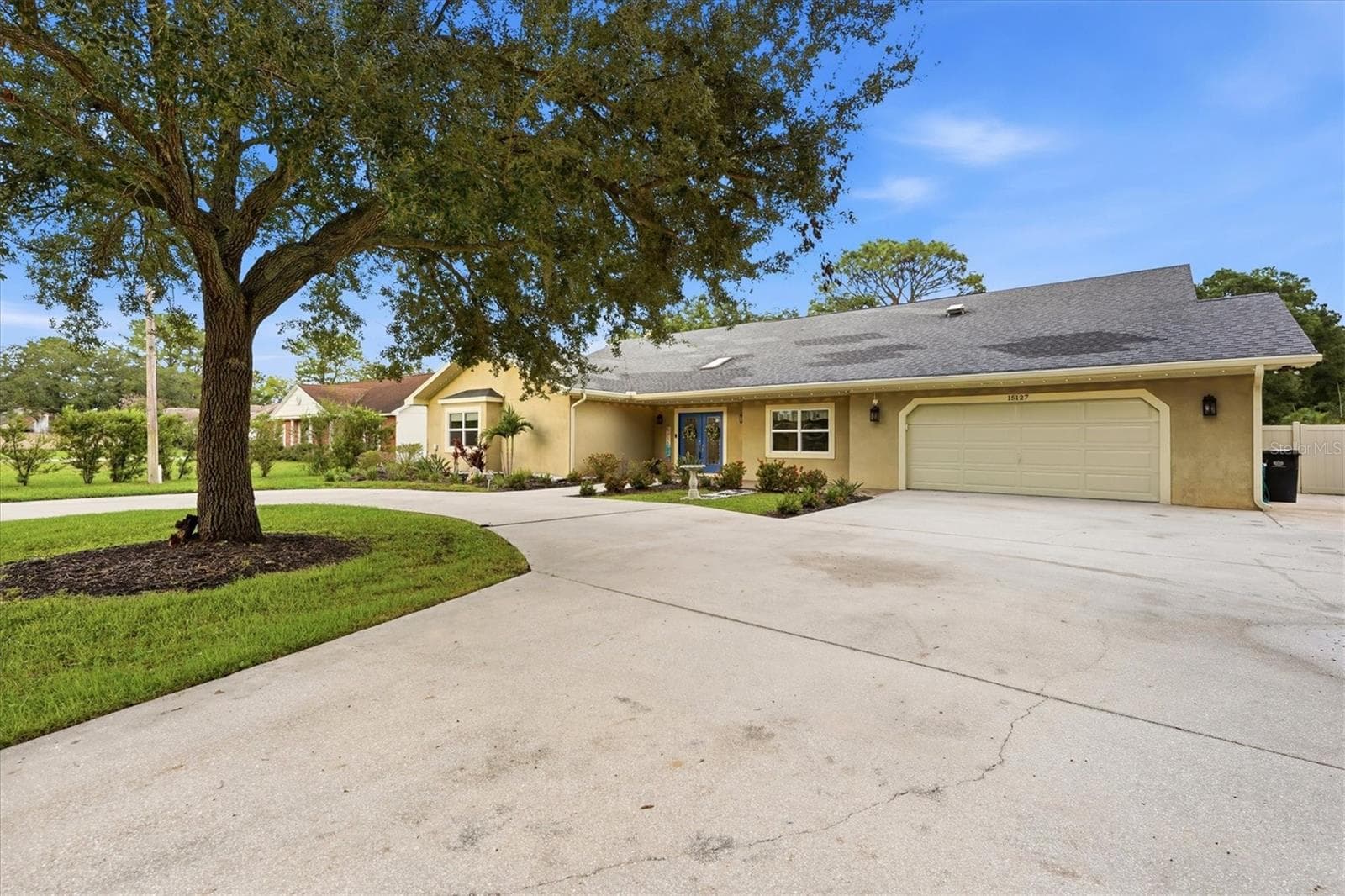Freshly pressure washed house, roof and driveway - 15127 PENNINGTON RD, TAMPA