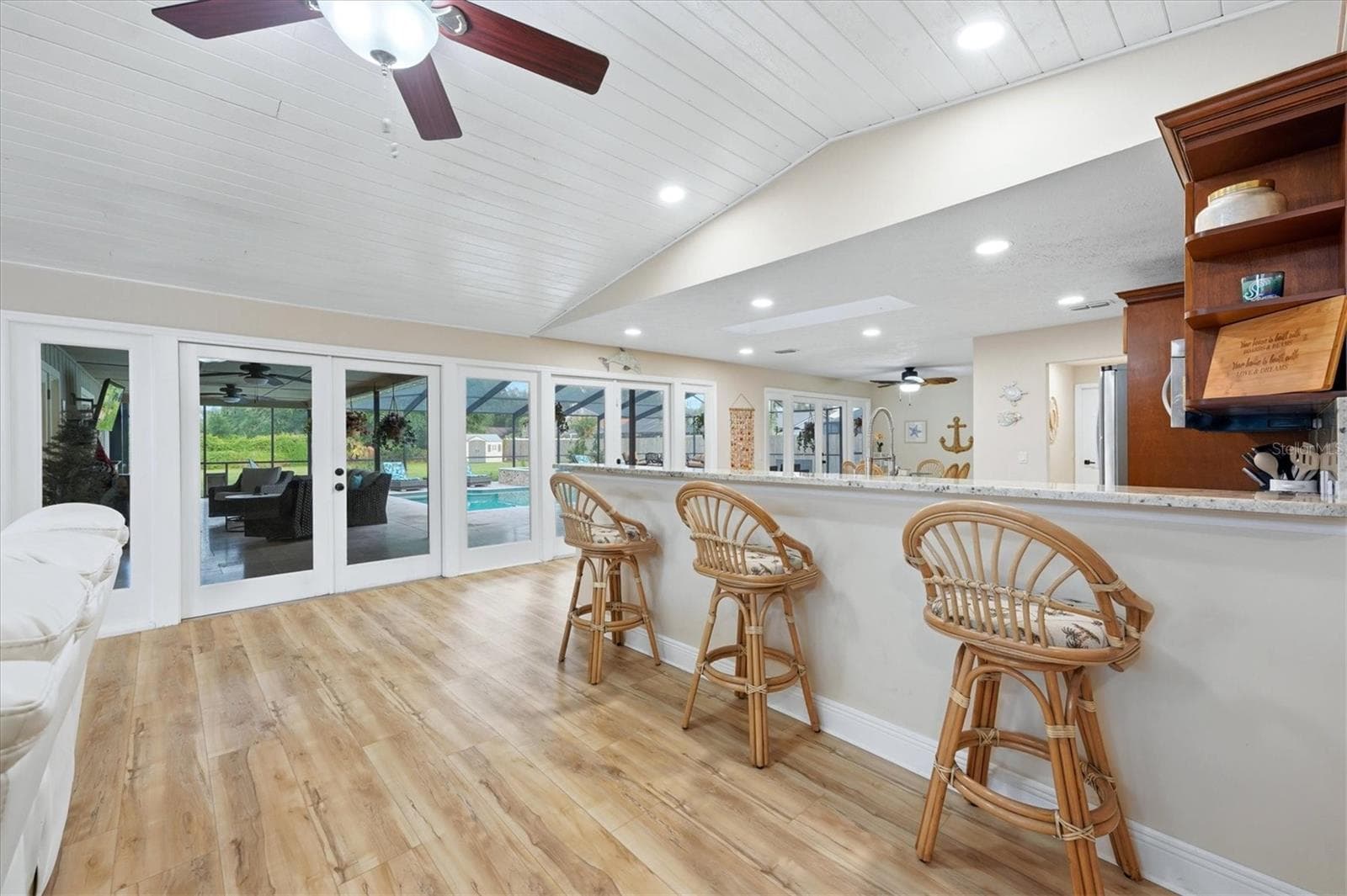 Spacious breakfast bar has great view out to the patio & pool area + space for additional seating if desired. - 15127 PENNINGTON RD, TAMPA