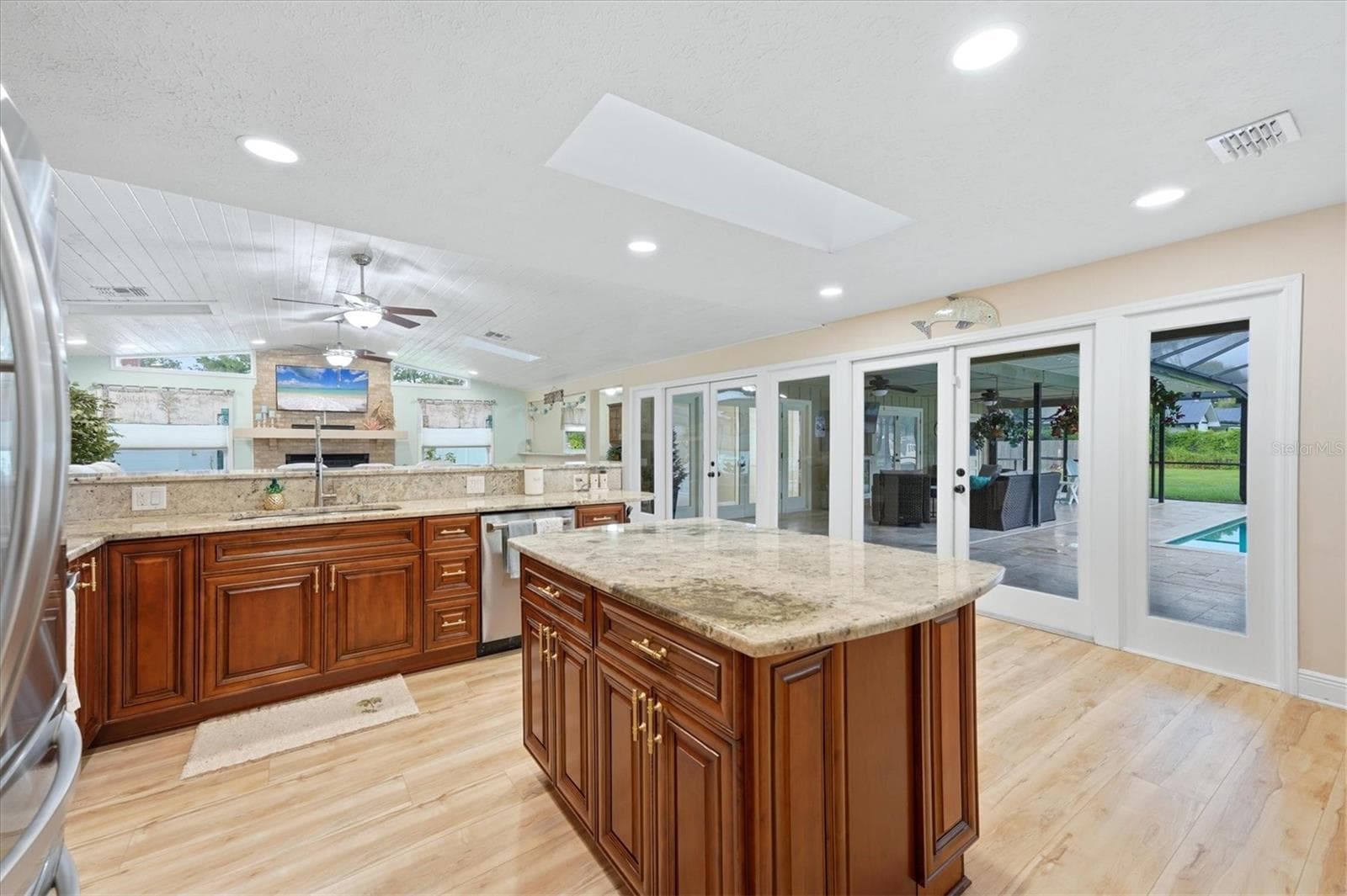 Large center island offers more storage including a cabinet with pull out racks for pots and pans - 15127 PENNINGTON RD, TAMPA