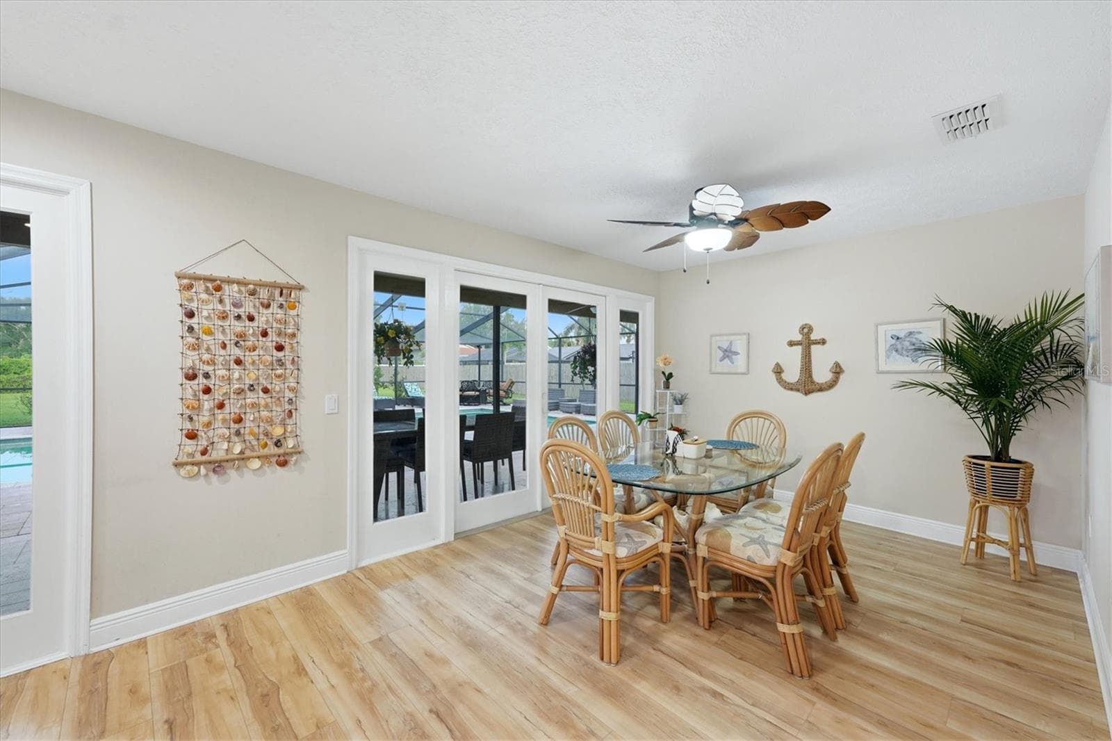 Eat-in kitchen offers plenty of room for full size table & chairs - 15127 PENNINGTON RD, TAMPA