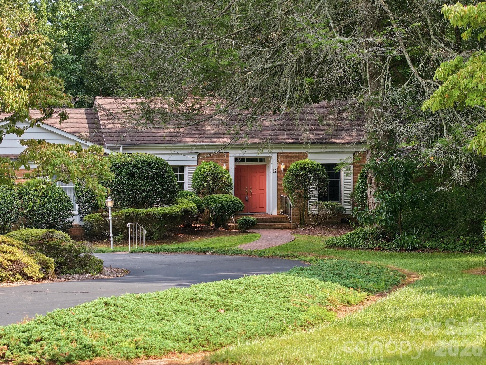 Single Family Residence at 12 Legendary Road, Hendersonville, photo 6 of 48