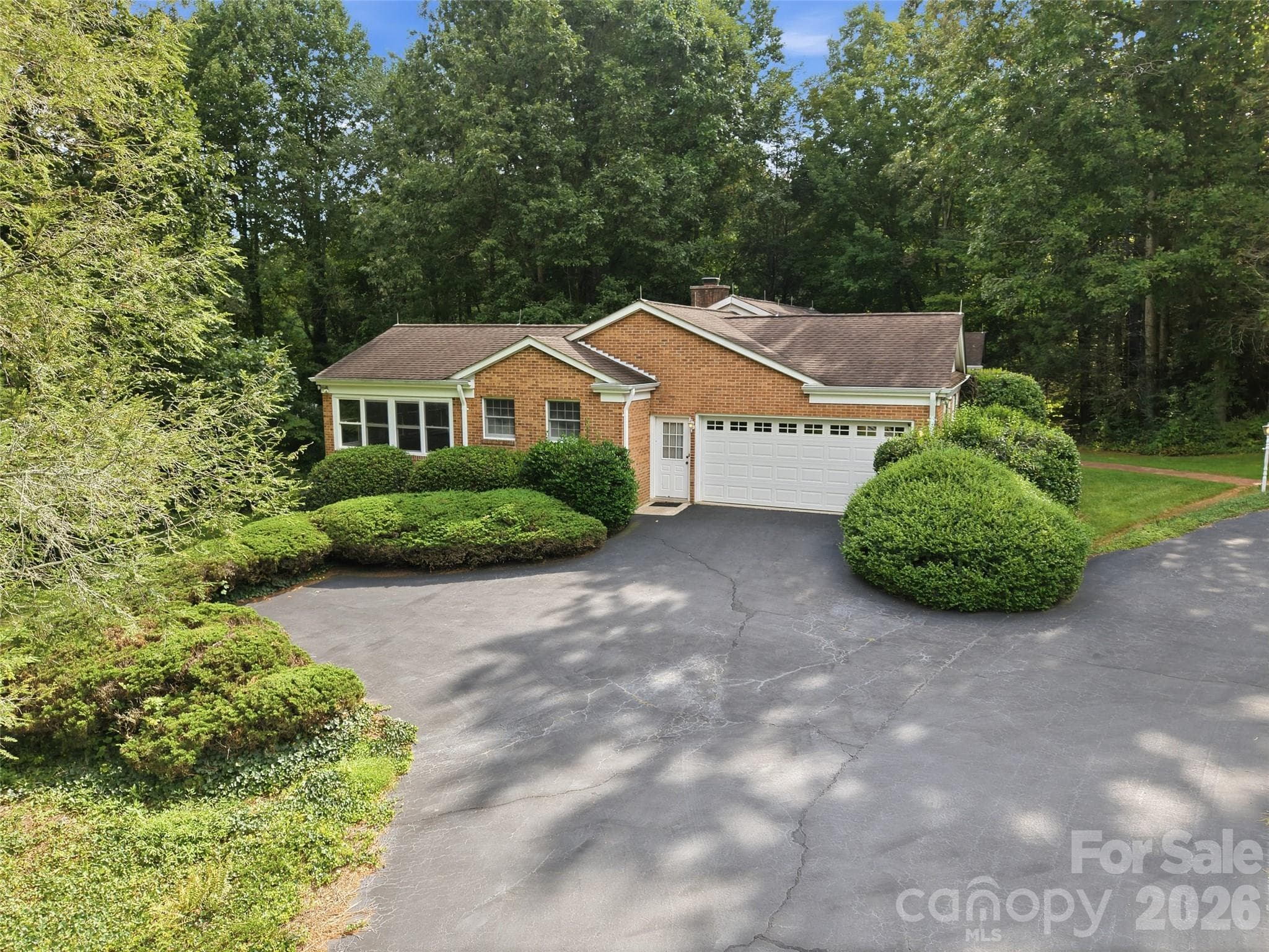 Single Family Residence at 12 Legendary Road, Hendersonville, photo 9 of 48