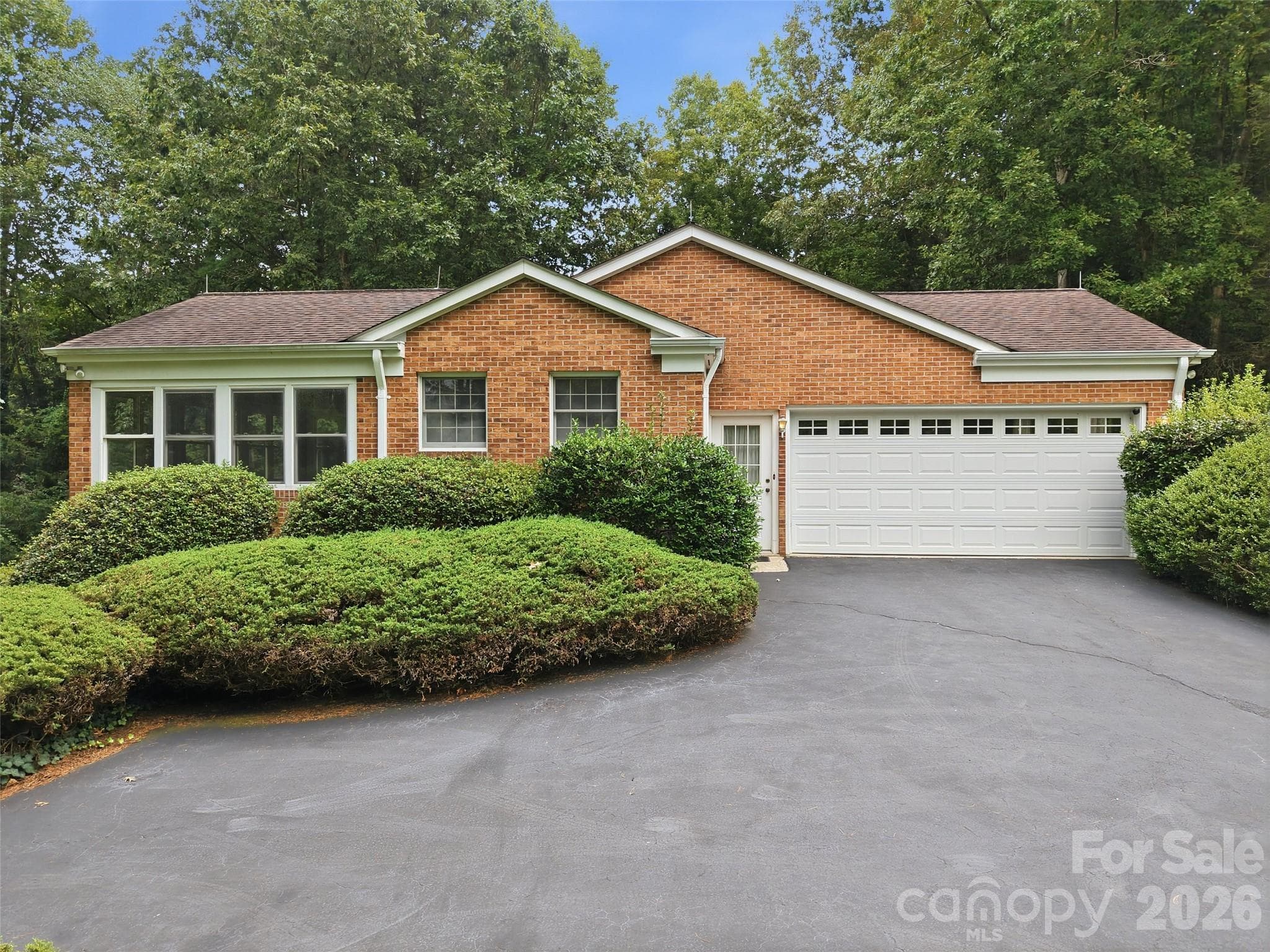 Single Family Residence at 12 Legendary Road, Hendersonville, photo 10 of 48