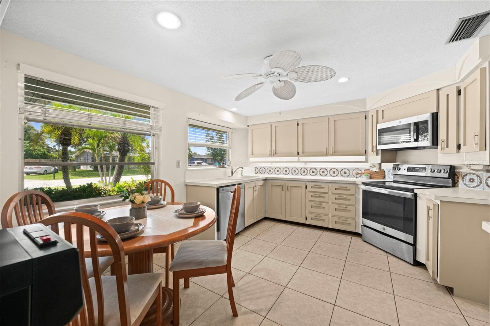 Single Family Residence at 22112 BRONXVILLE AVE, PORT CHARLOTTE, photo 11 of 39