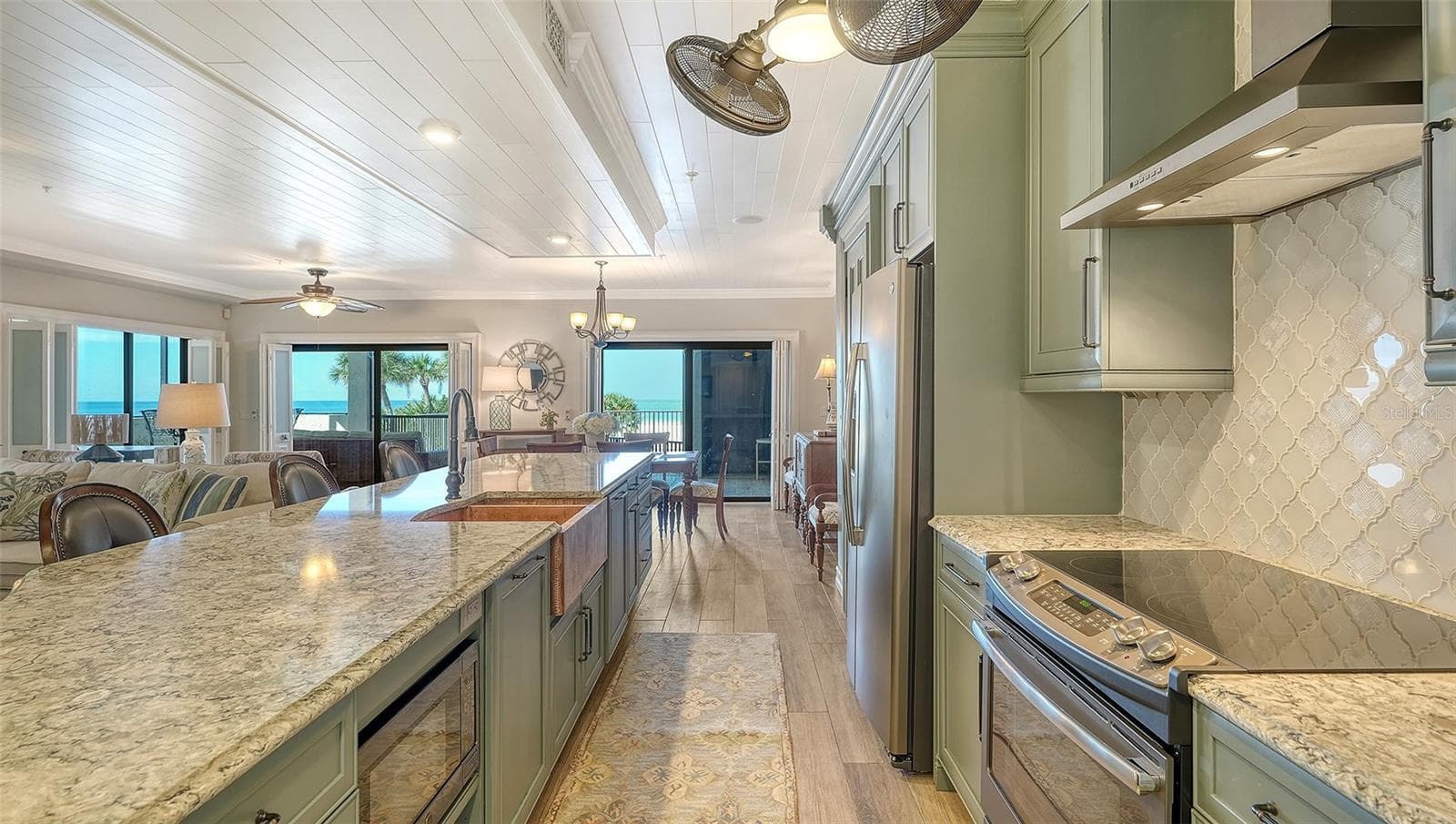 Custom kitchen - 1100 BENJAMIN FRANKLIN DR #204, SARASOTA