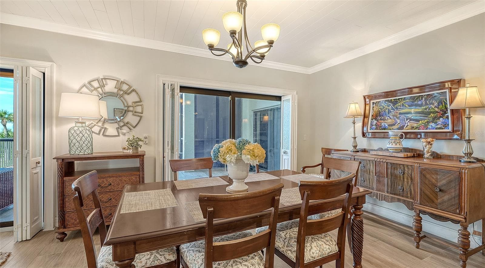 Dining space - 1100 BENJAMIN FRANKLIN DR #204, SARASOTA
