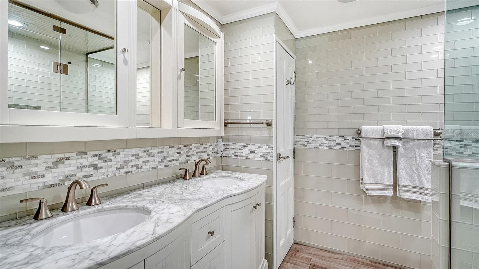 Primary en-suite bathroom - 1100 BENJAMIN FRANKLIN DR #204, SARASOTA