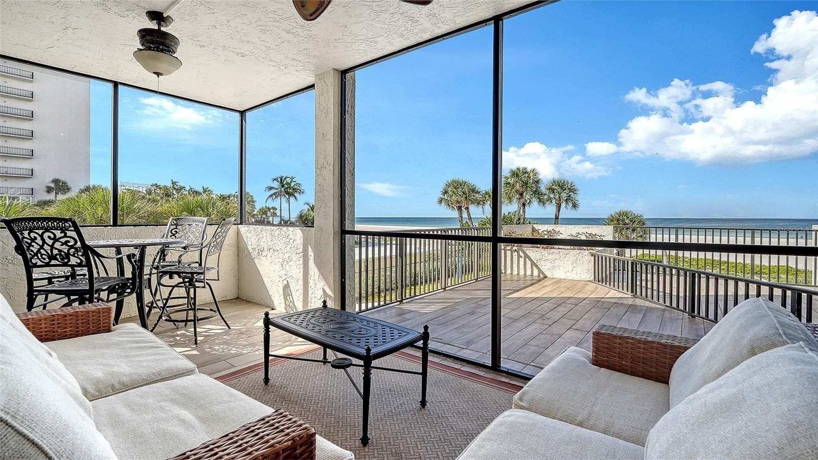 Screened patio - 1100 BENJAMIN FRANKLIN DR #204, SARASOTA