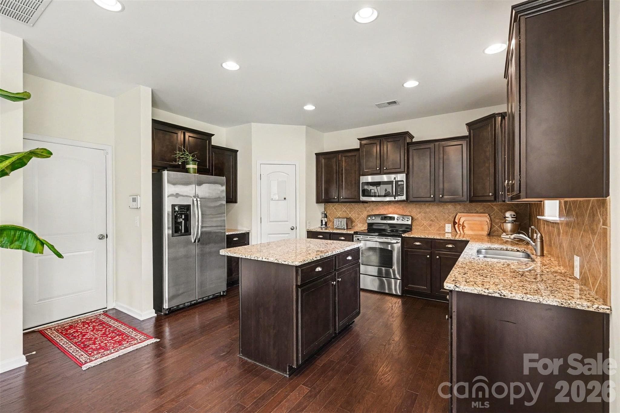 Single Family Residence at 6918 Barefoot Forest Drive, Charlotte, photo 8 of 31