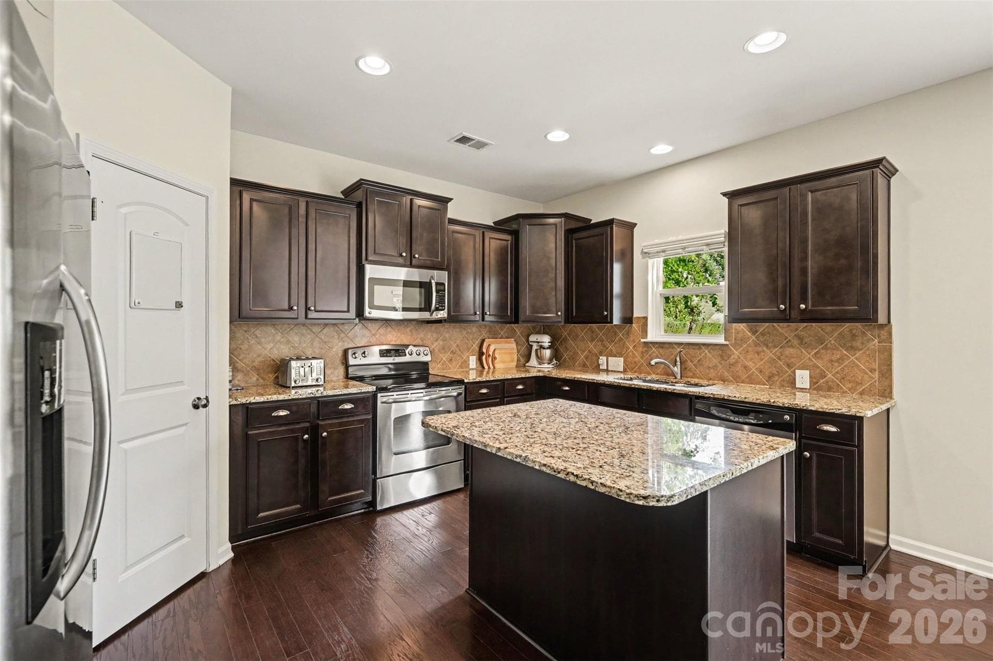 Single Family Residence at 6918 Barefoot Forest Drive, Charlotte, photo 9 of 31