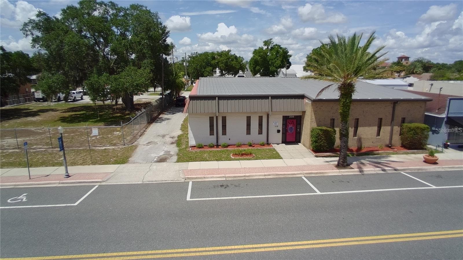 208 E LAKE AVE