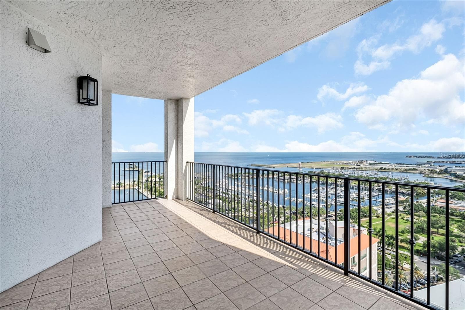Expansive Balcony designed for Outdoor Living - 300 BEACH DR NE #2604, ST PETERSBURG