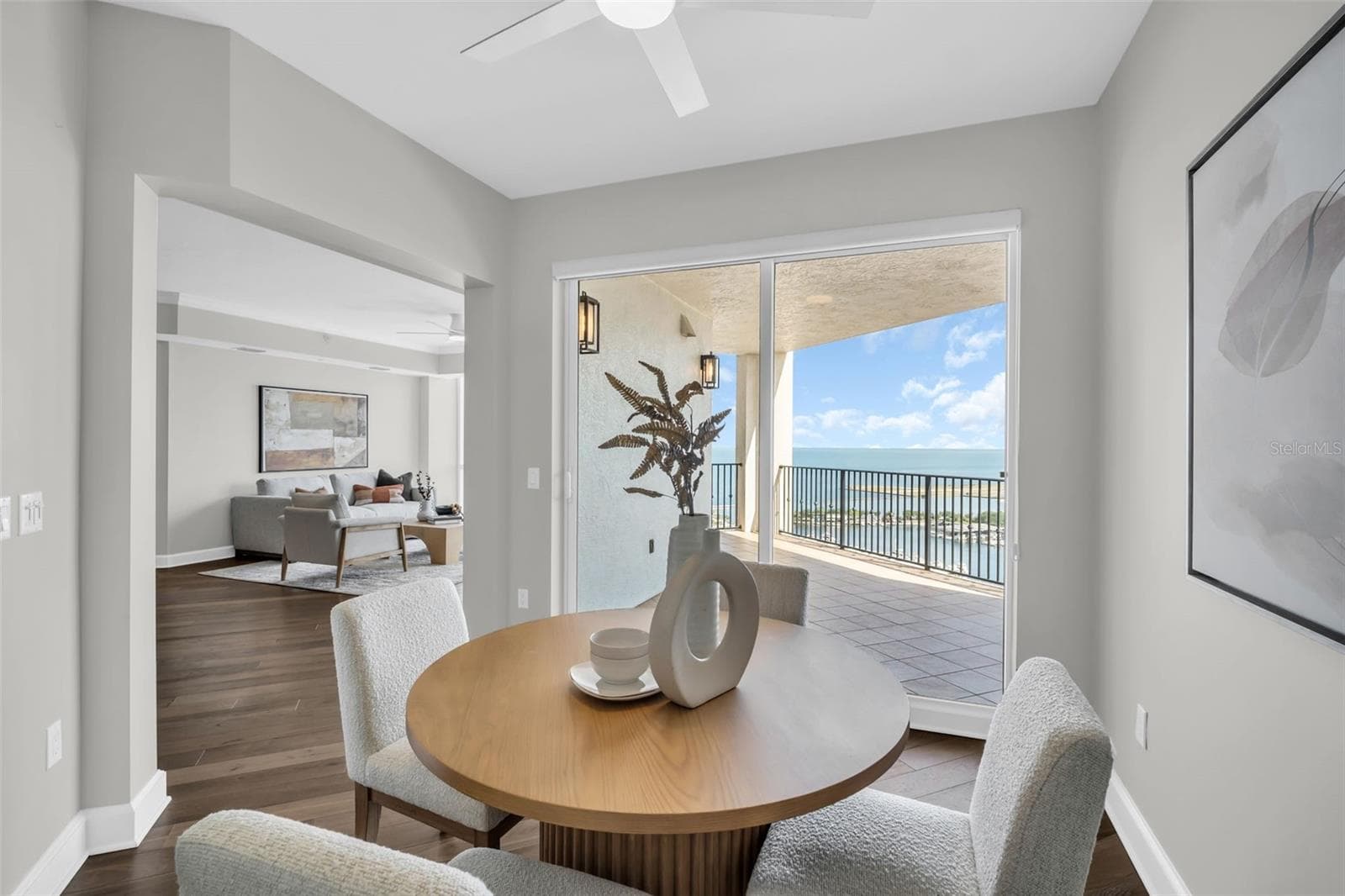 Inviting Breakfast Nook for Morning Coffee and Casual Meals - 300 BEACH DR NE #2604, ST PETERSBURG