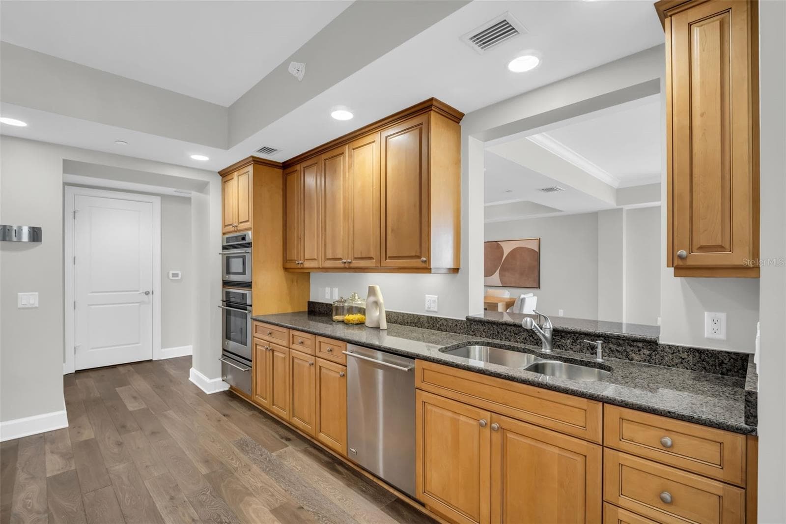 Thoughtful Opening above Sink with Water Views - 300 BEACH DR NE #2604, ST PETERSBURG