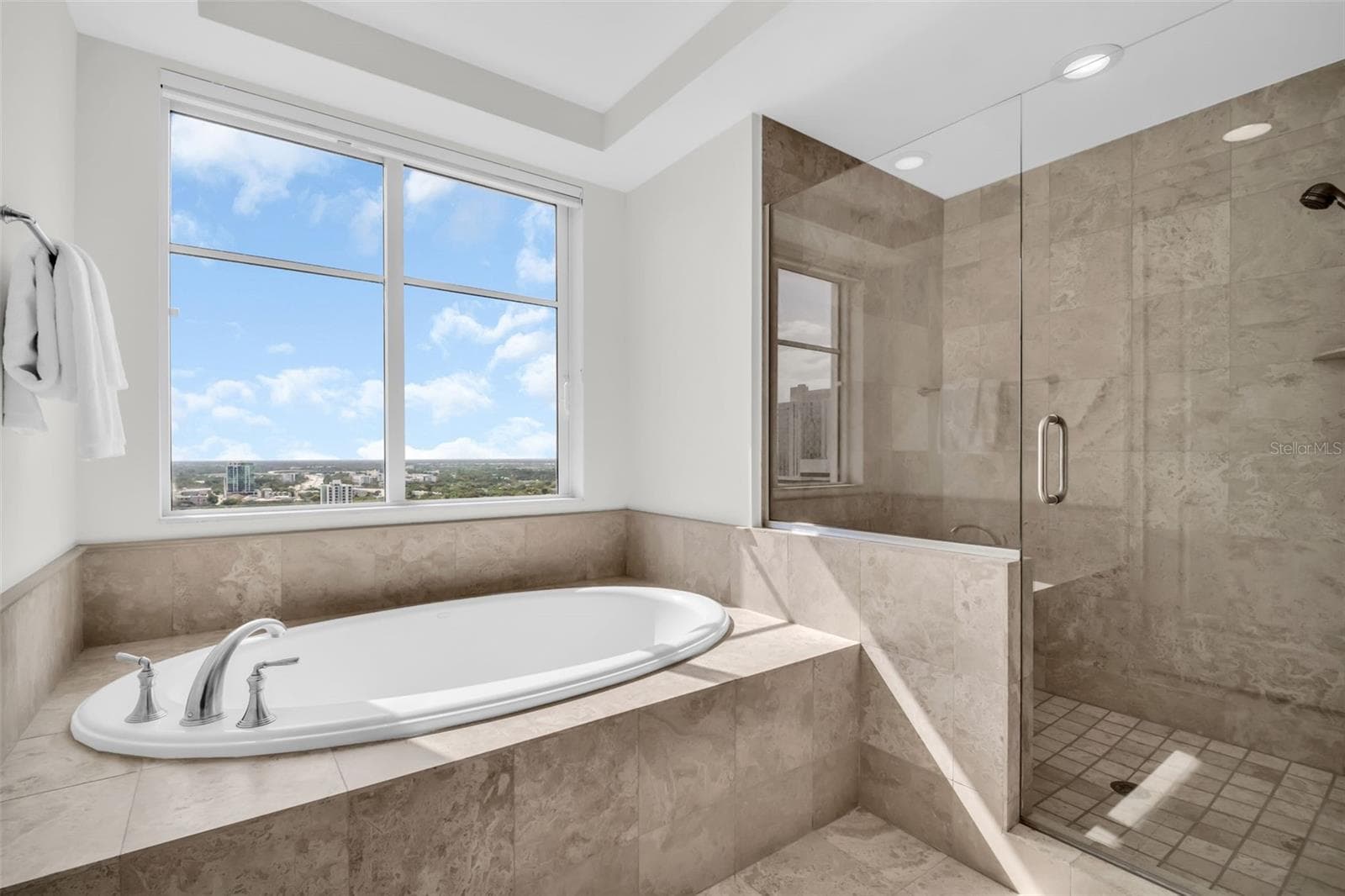 Separate Soaker Tub and Oversized Walk-In Shower - 300 BEACH DR NE #2604, ST PETERSBURG