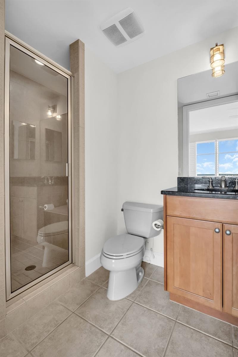 Ensuite Guest Bath - 300 BEACH DR NE #2604, ST PETERSBURG