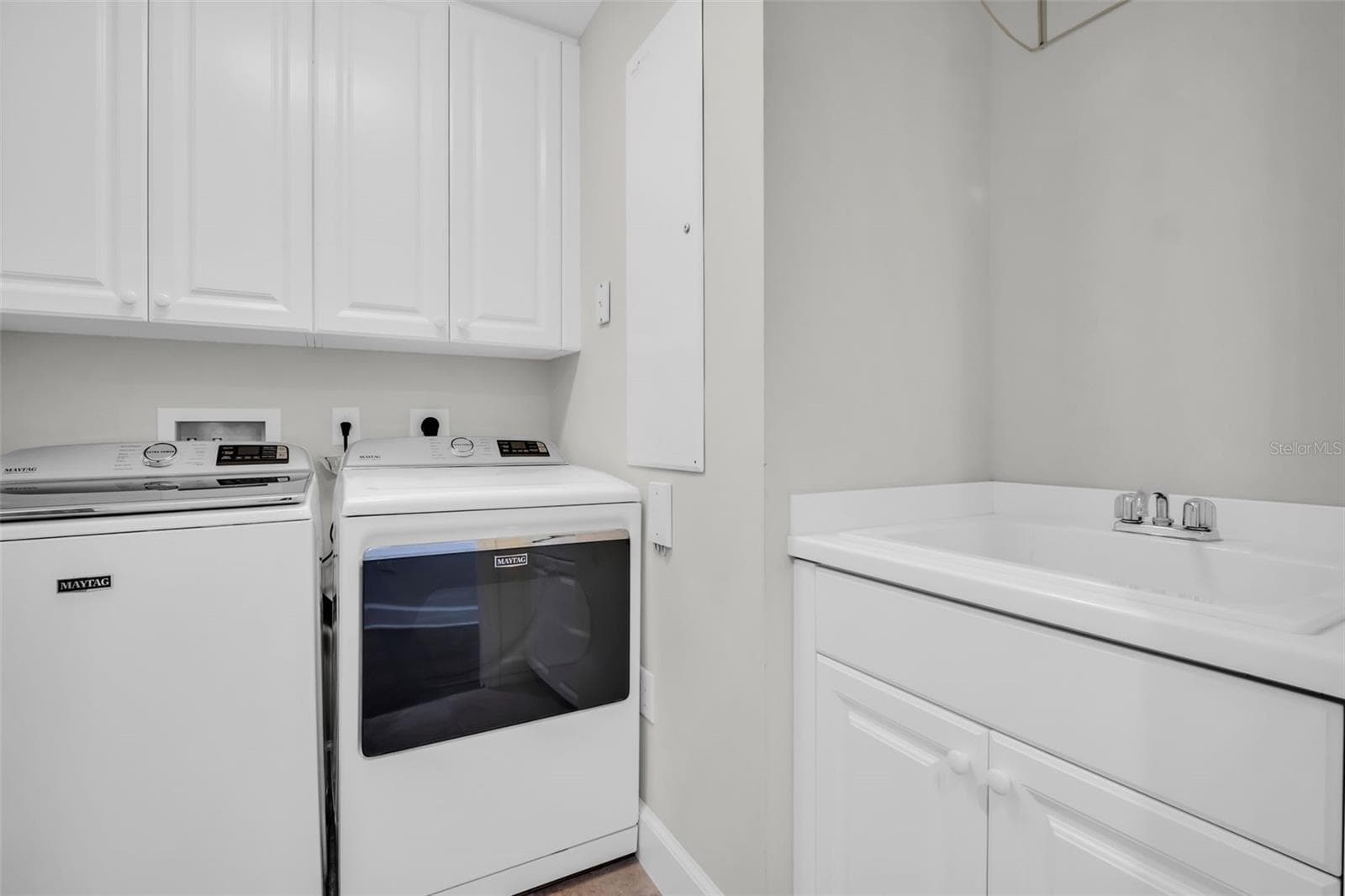 Full Size Laundry Room, with Storage & Utility Sink - 300 BEACH DR NE #2604, ST PETERSBURG