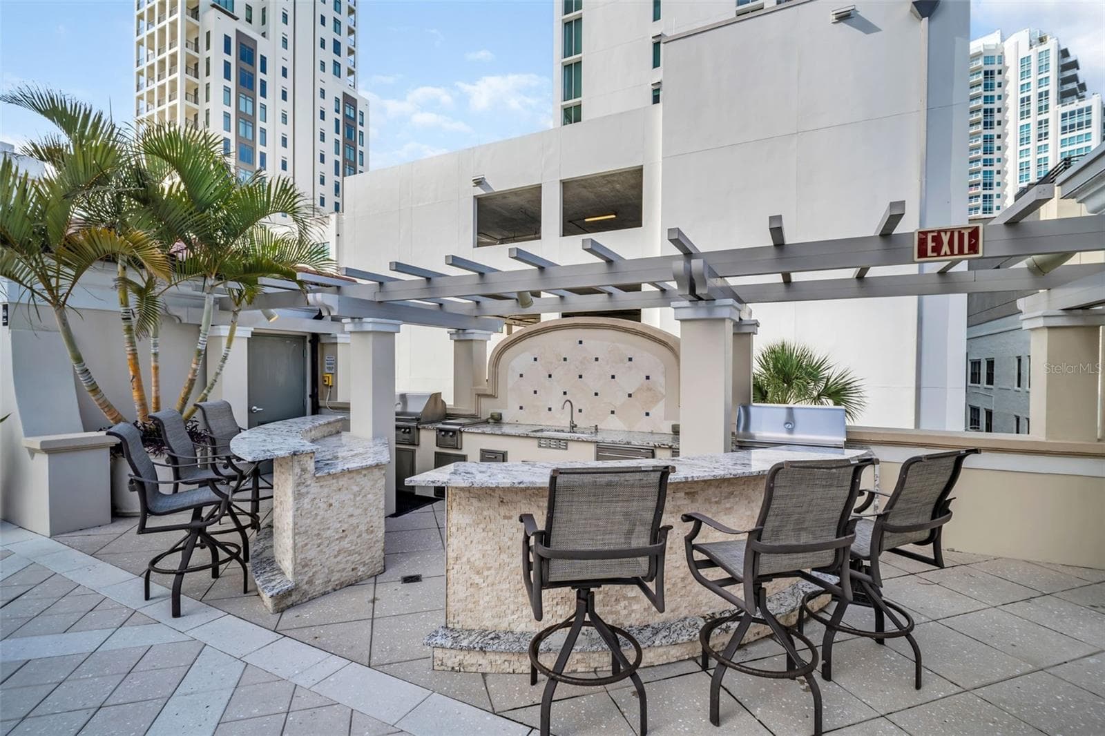Outdoor Kitchen and Dining area - 300 BEACH DR NE #2604, ST PETERSBURG