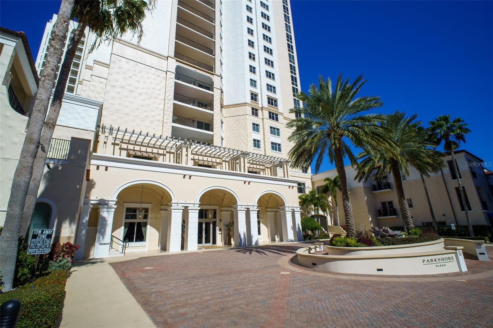 Front Building Exterior with Circular Drive - 300 BEACH DR NE #2604, ST PETERSBURG