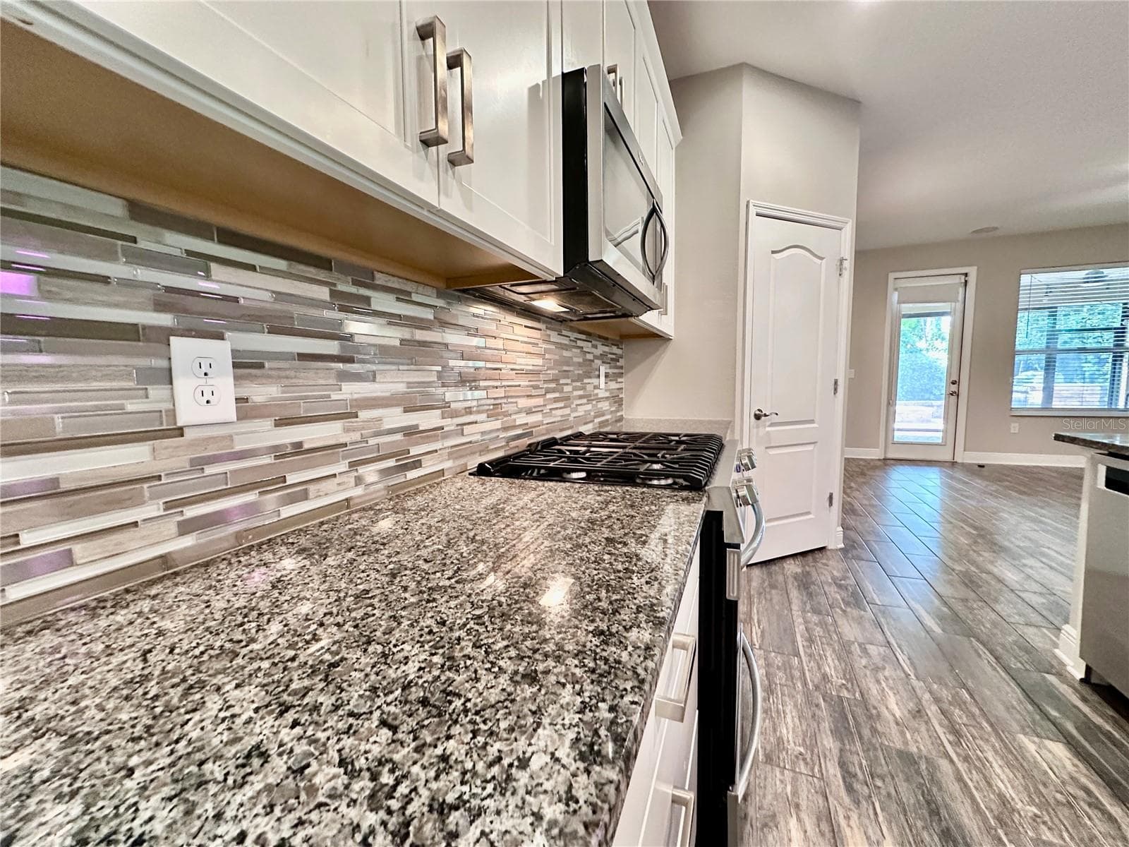 Kitchen backsplash - 1557 AMBER LEAF CIR, OCOEE