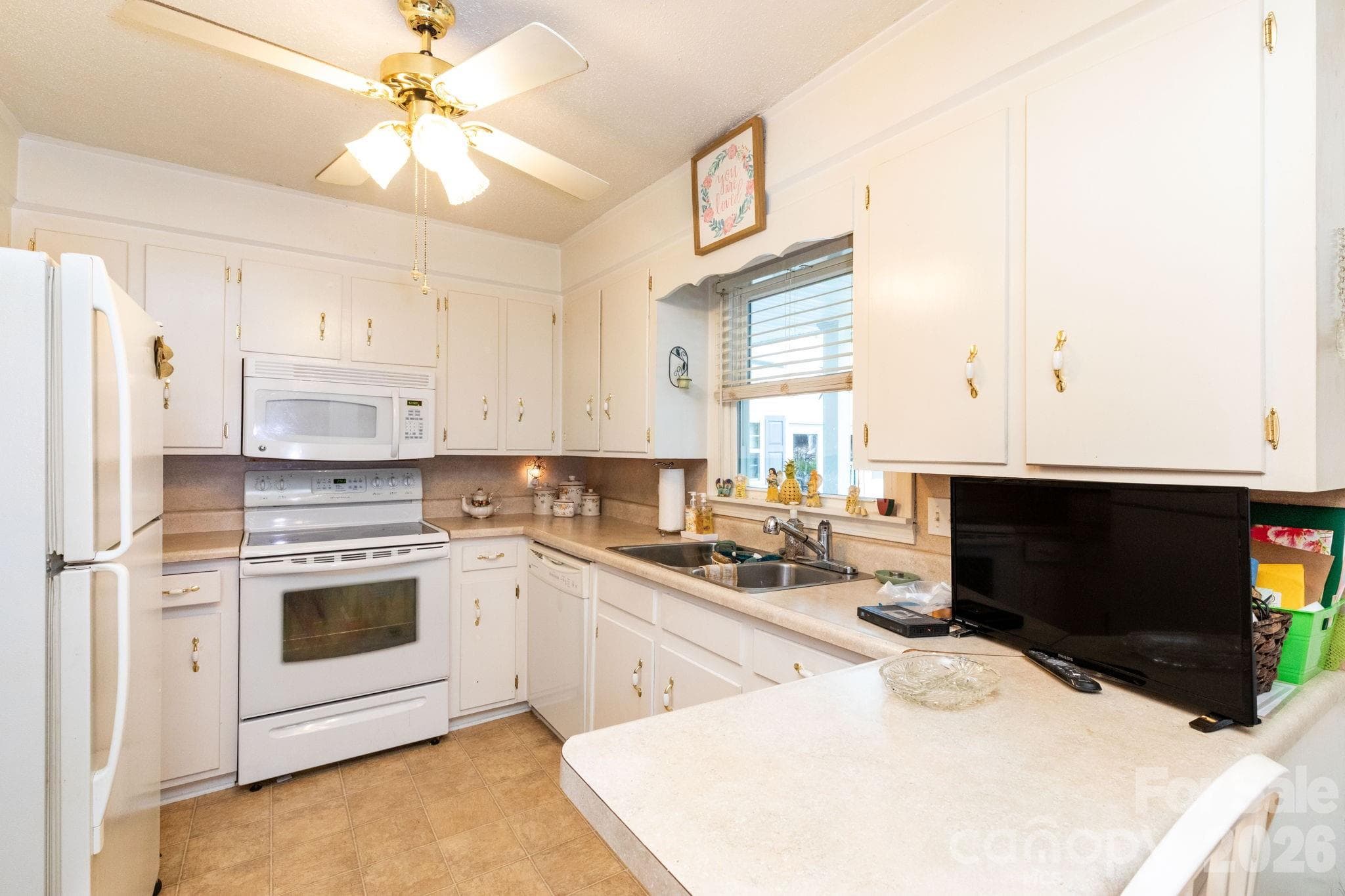 Kitchen - 84 Portcrest Heights, Marion