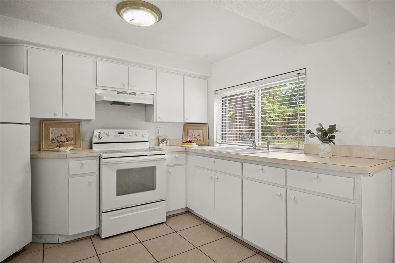 Single Family Residence at 3438 KIMBERLY OAKS DR, HOLIDAY, photo 6 of 33