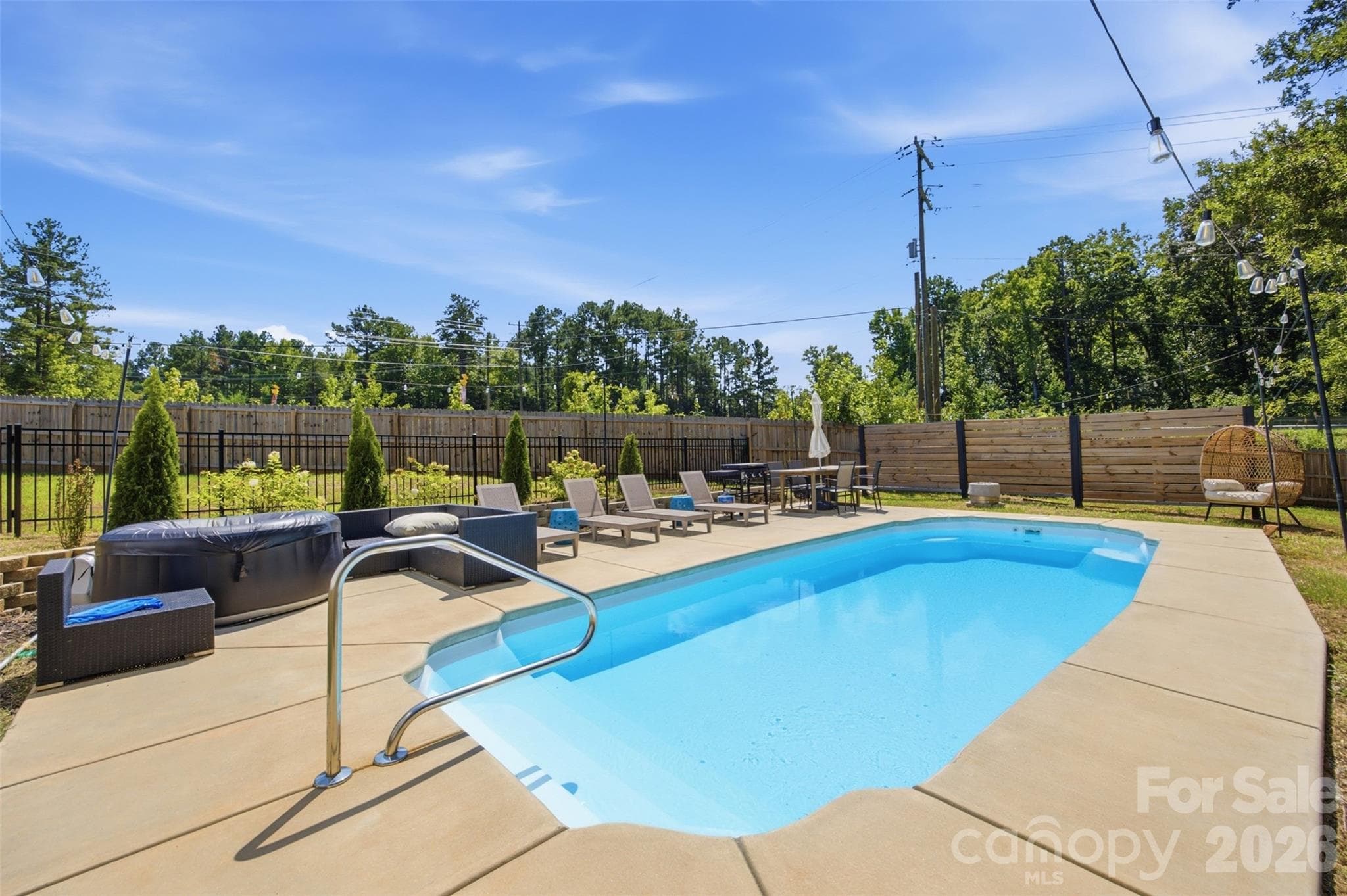 Saltwater pool- ready for a dip? - 1382 W Rebound Road, Lancaster
