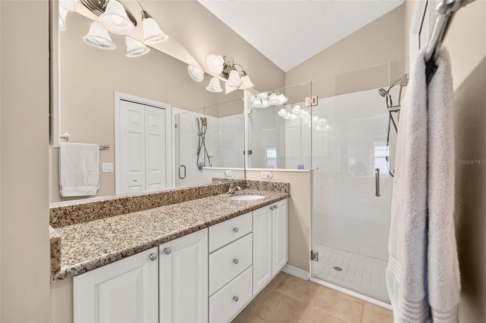 Lots of counter space and walk-in shower! - 17198 SE 84TH KNIGHT AVE, THE VILLAGES