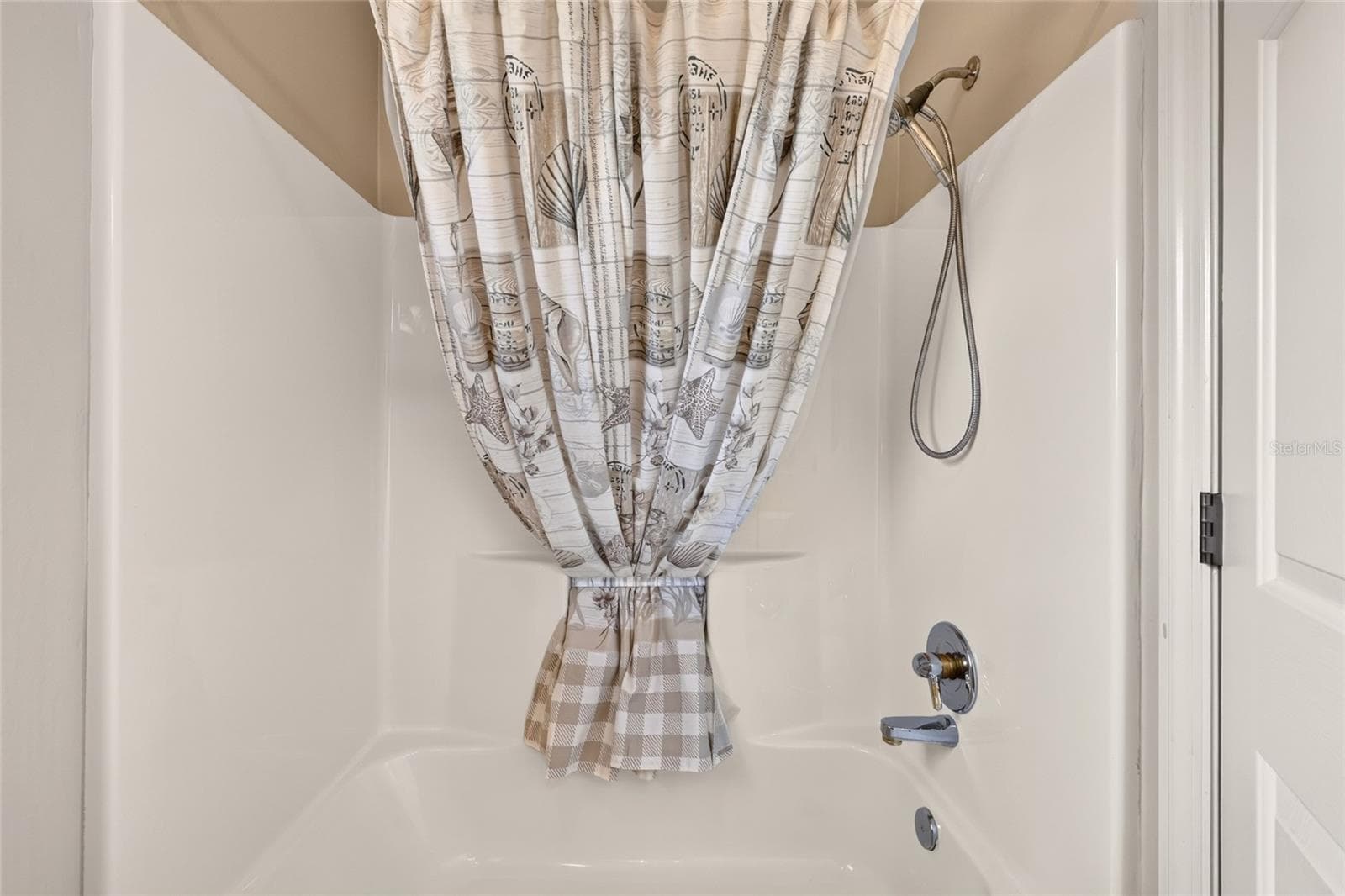Guest bathroom tub/shower combination! - 17198 SE 84TH KNIGHT AVE, THE VILLAGES
