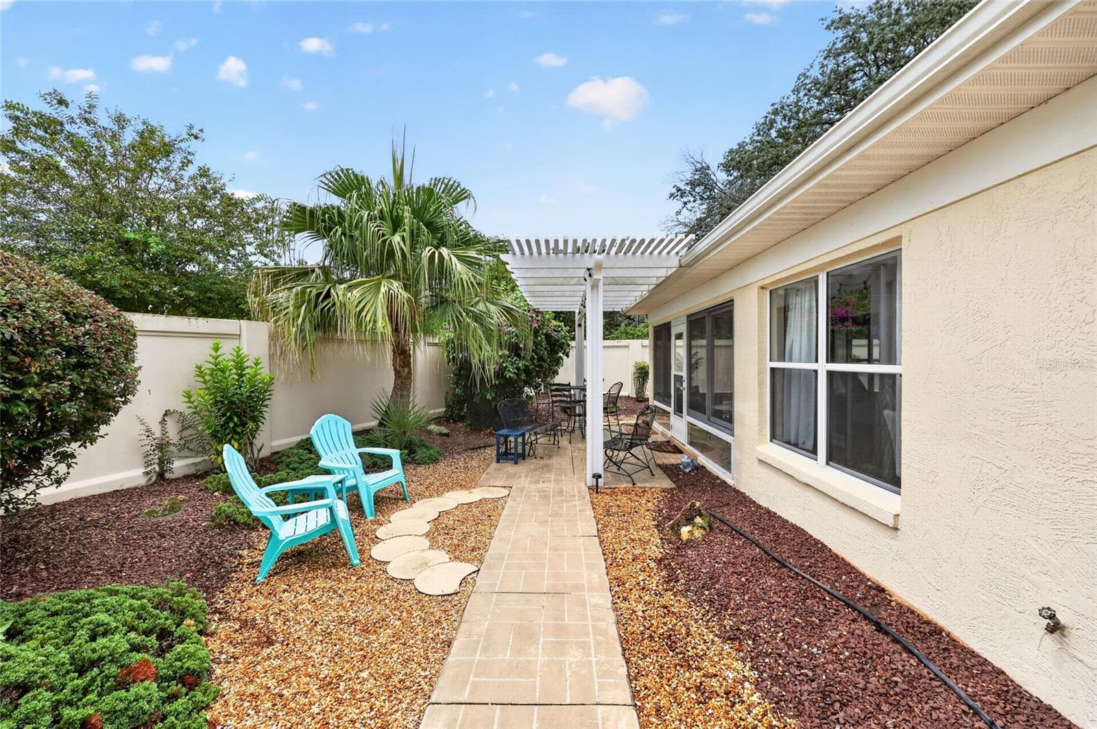 Side yard outdoor living space! - 17198 SE 84TH KNIGHT AVE, THE VILLAGES