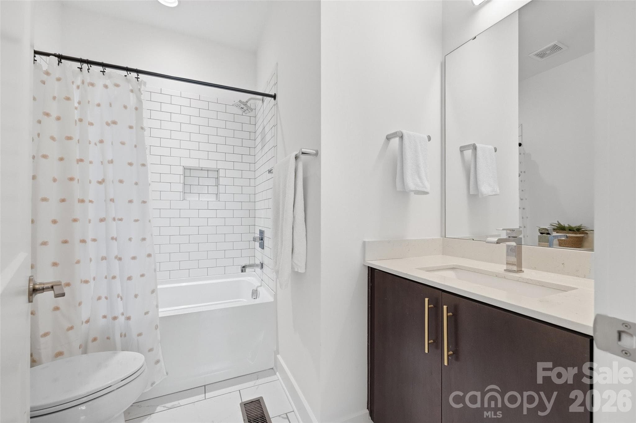 En-suite bath for third bedroom - 1633 Duckworth Avenue, Charlotte