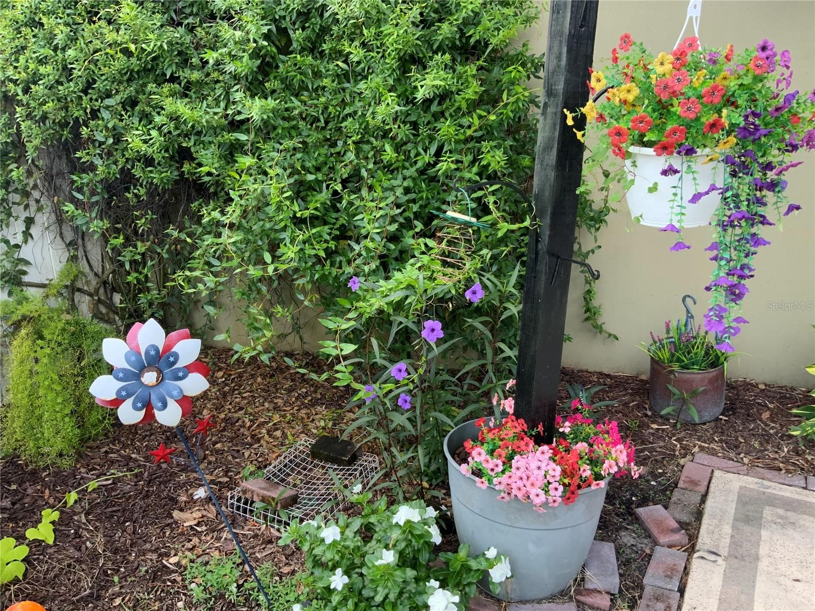 Beautiful flowers everywhere. - 2334 ROSE ARBOR ST, THE VILLAGES