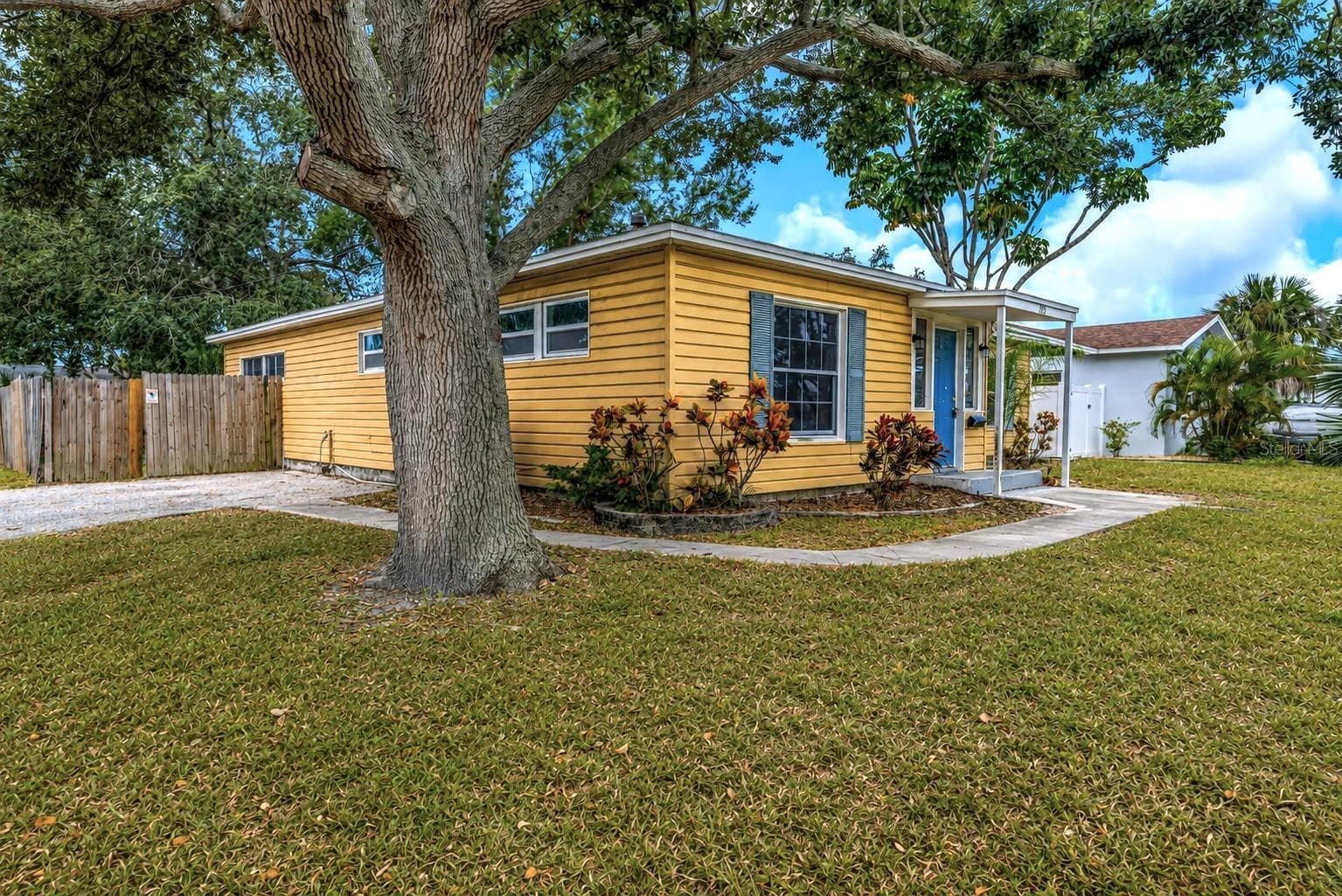 Front - Side View - 282 NE 40TH AVE NE, ST PETERSBURG