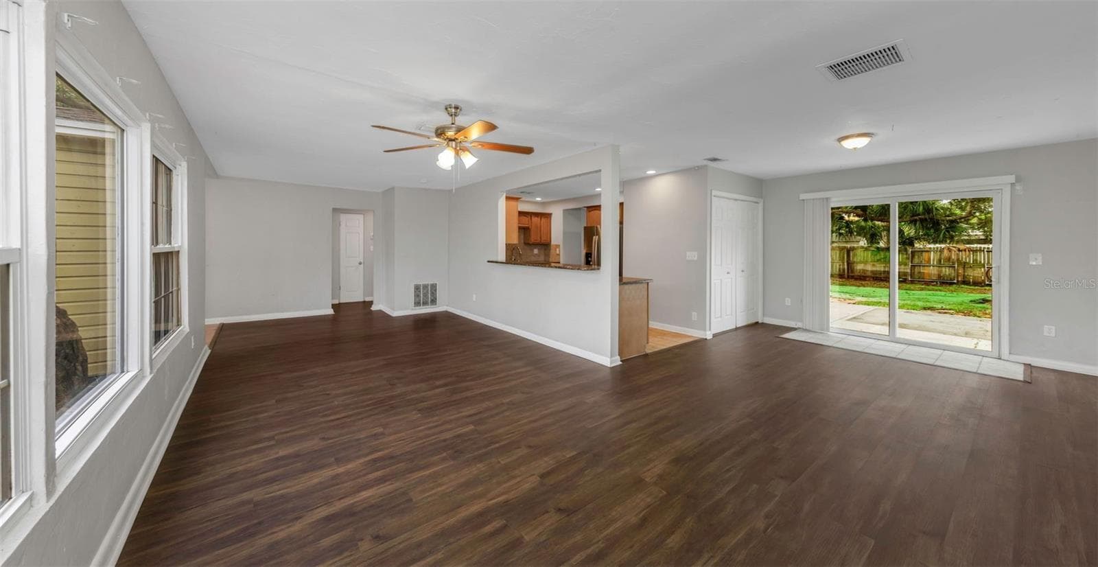 Living Room - Full View - 282 NE 40TH AVE NE, ST PETERSBURG